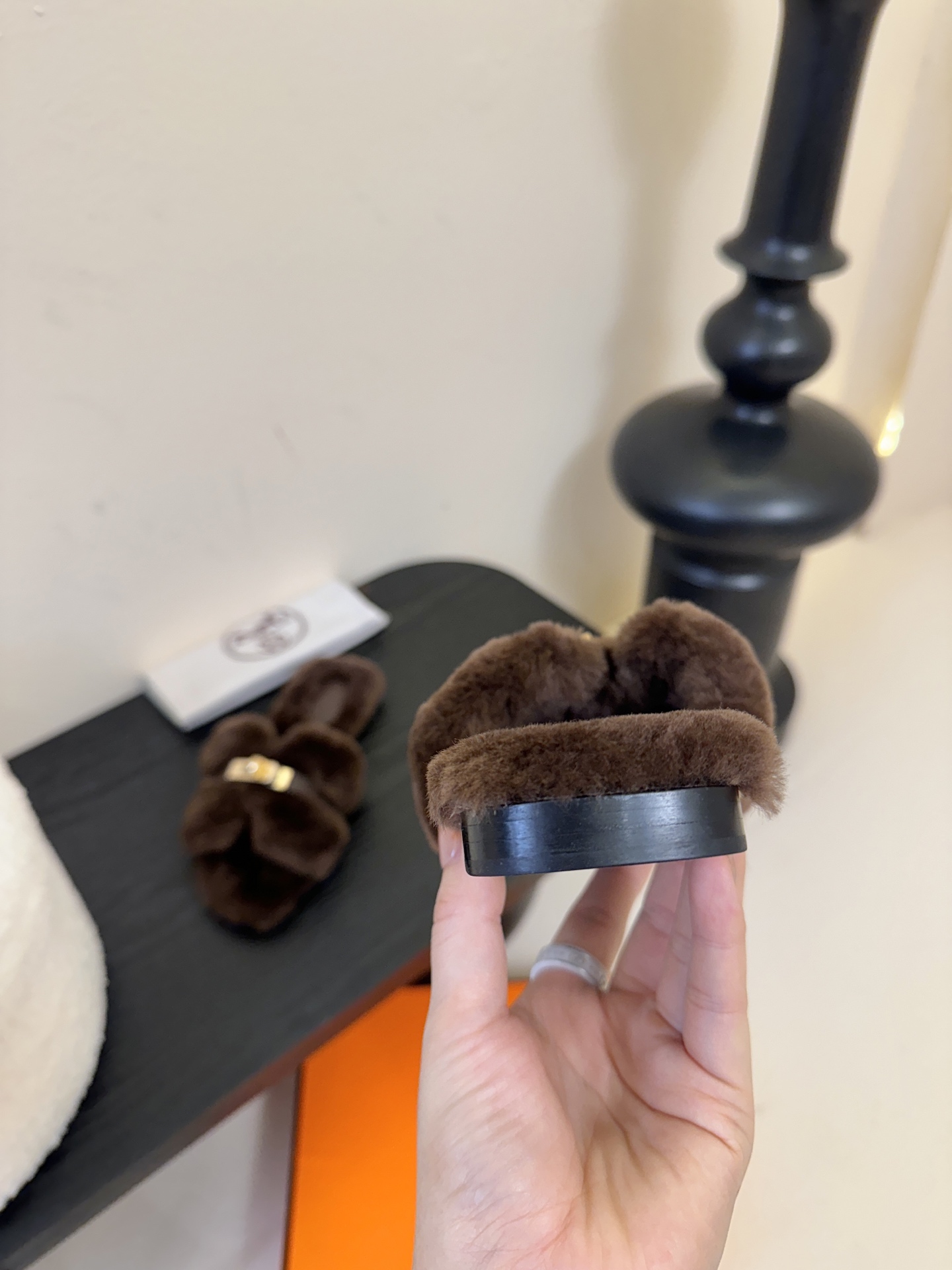 𝐇𝐄𝐑𝐌𝐄*爱马仕皮毛一体卷糕毛二舅拖 今年面料均选用毛茸茸的 敲可爱的，踩云脚感，光脚或者搭配个袜子穿