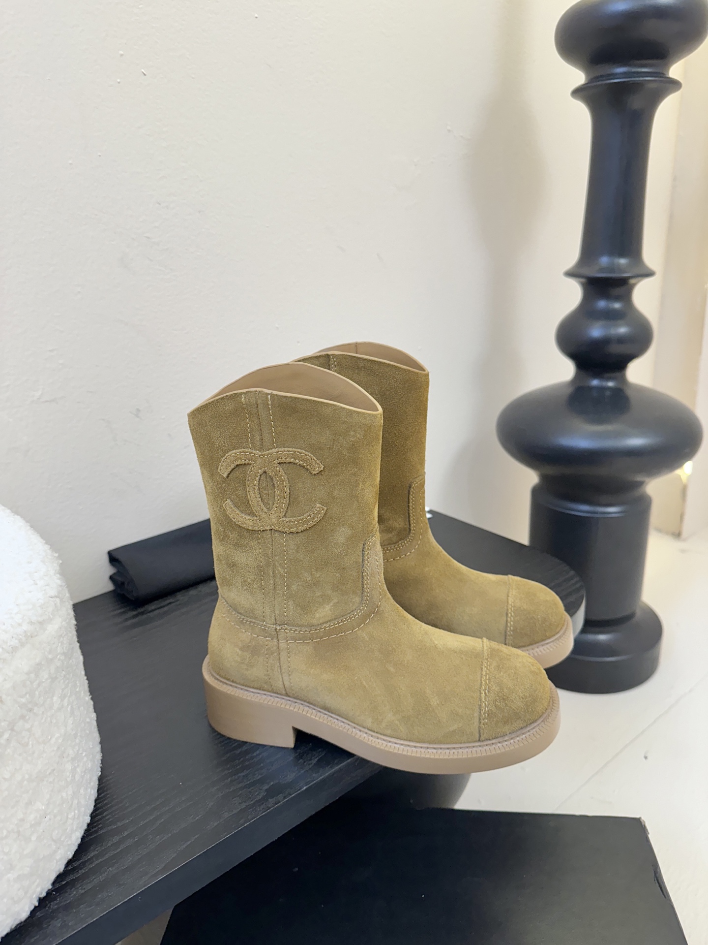 CHANEL 香奈儿*秋冬新款 这款骑士靴真的是帅气时尚的代表，靴筒口双C电绣logo 低调不失奢华！ 