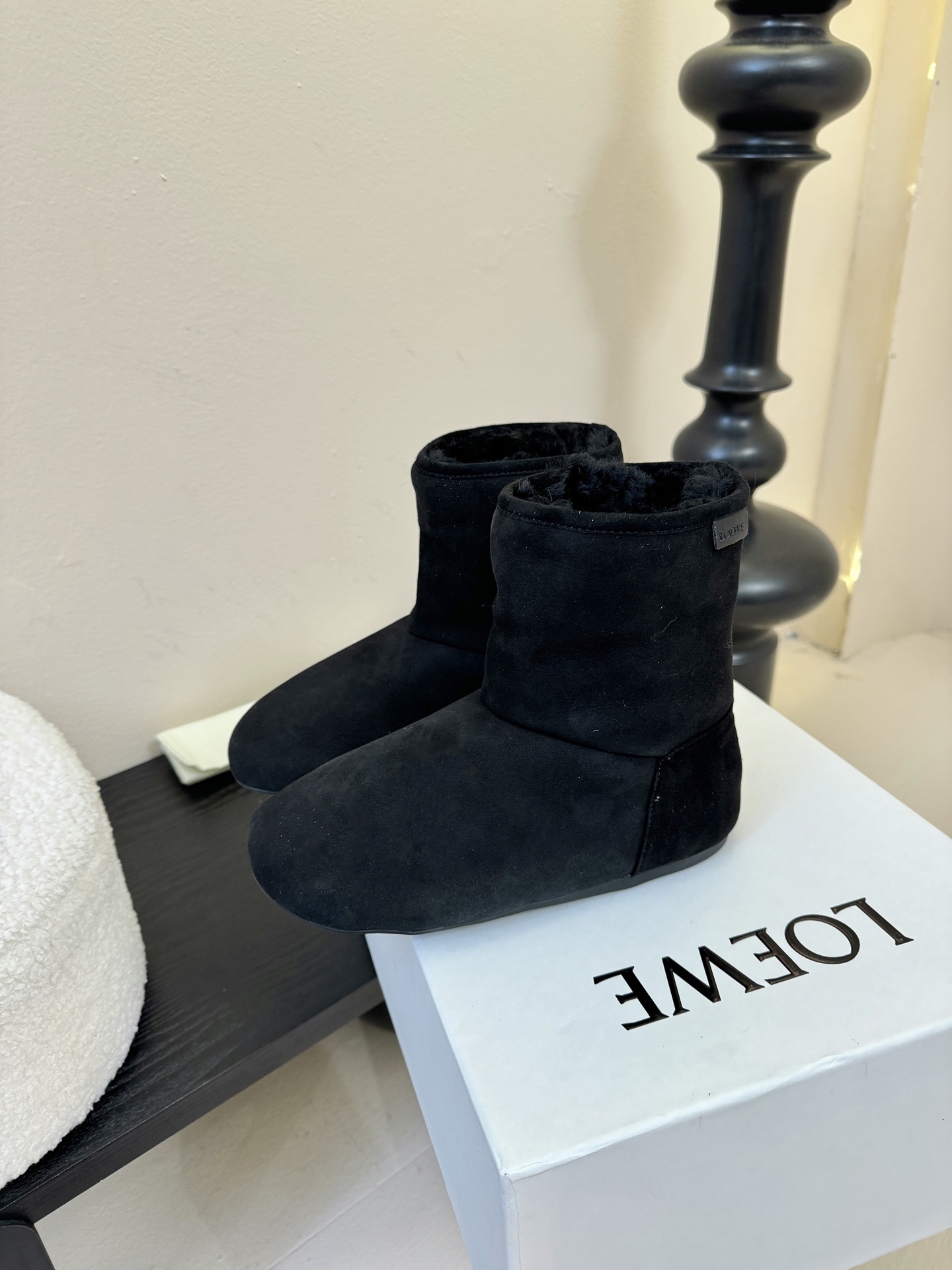 LOEWE罗意威 最新 Lago 系列 雪地靴 短靴 原版购入开发 做货 这款Lago雪地靴 绒面革靴，
