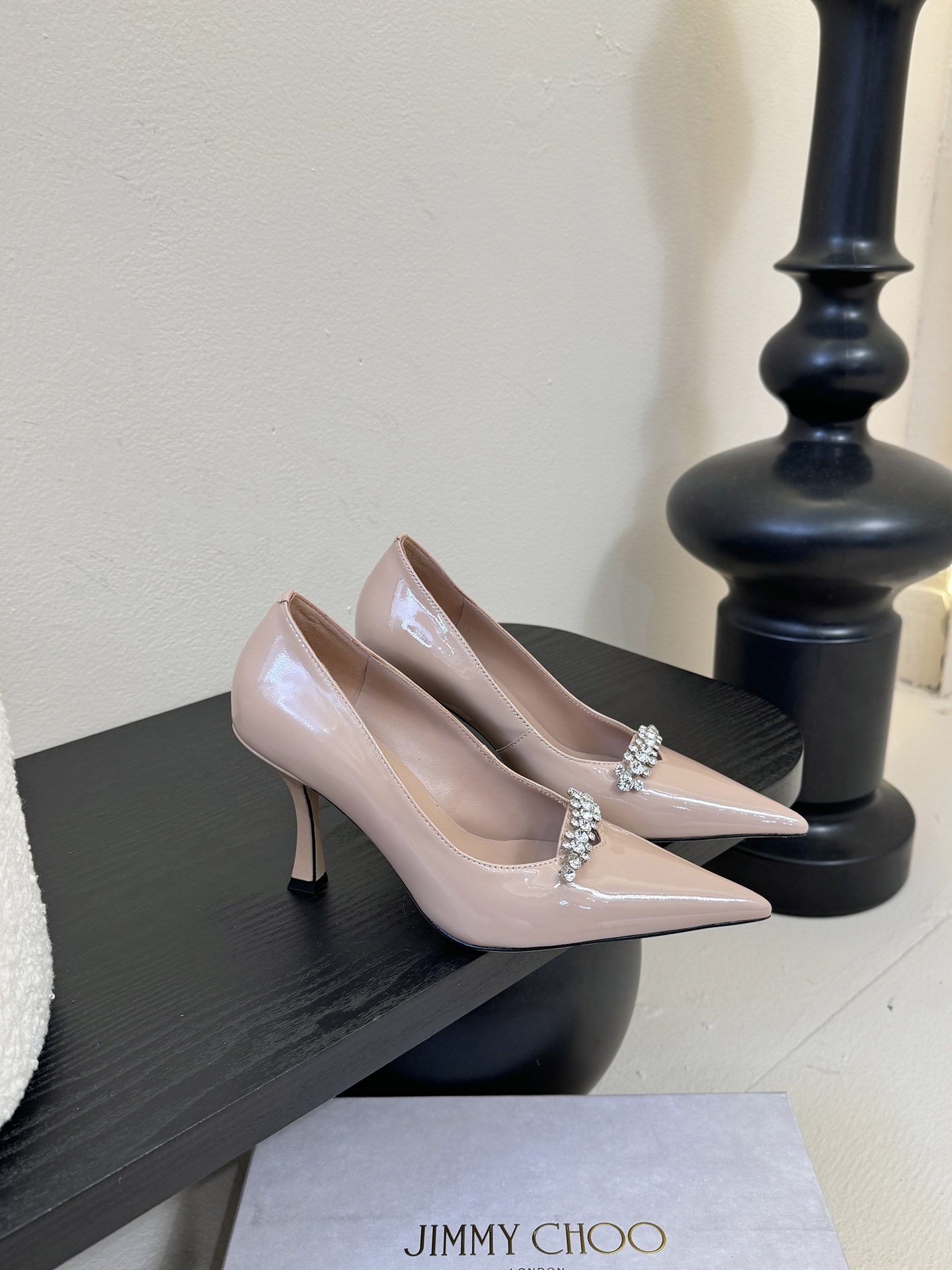 Jimmy Choo 将圆润光泽镶嵌于足尖为你的穿搭映亮魅力，璀璨每刻!莹润动人，轻易动心Jimmy C