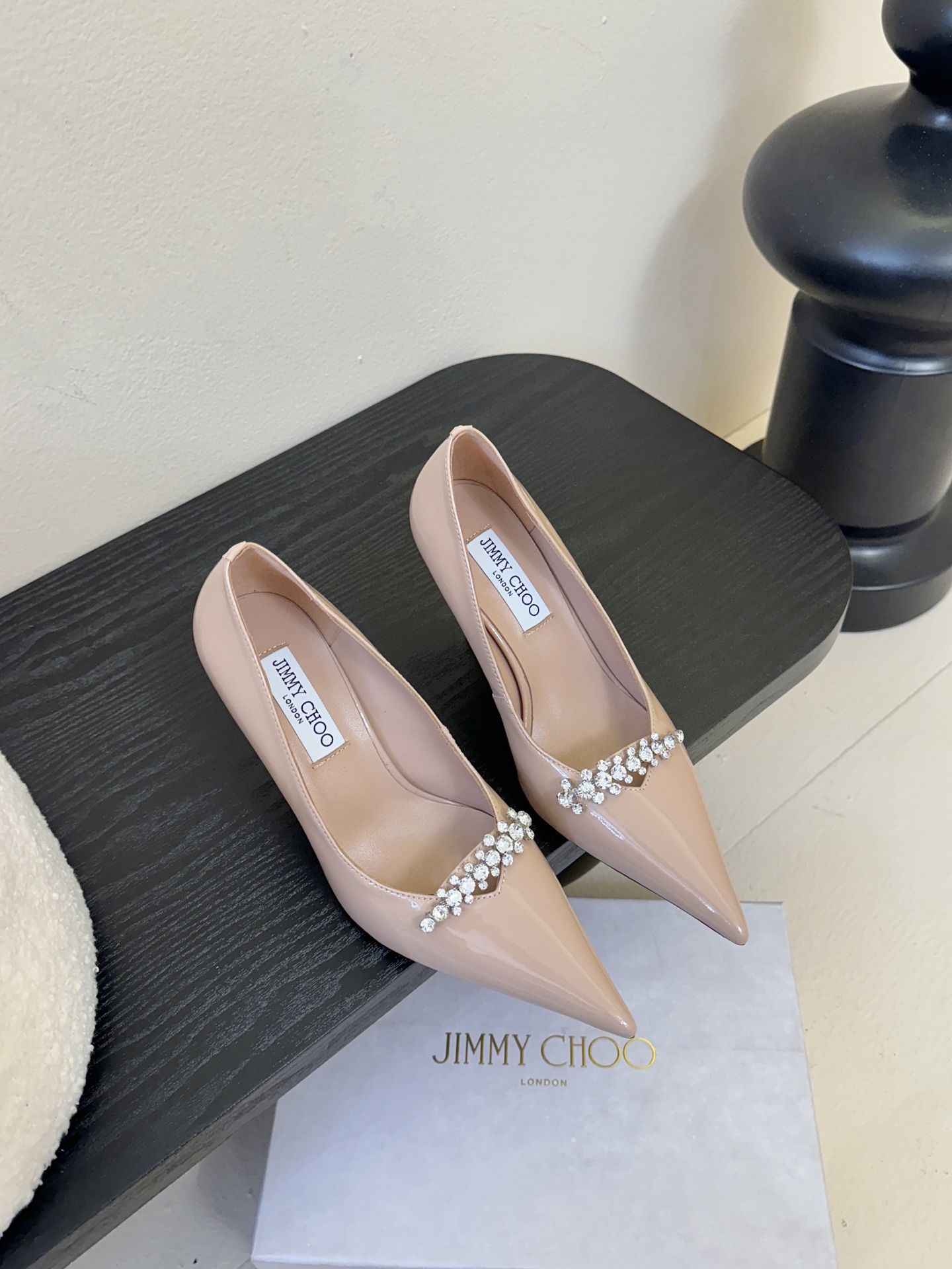 Jimmy Choo 将圆润光泽镶嵌于足尖为你的穿搭映亮魅力，璀璨每刻!莹润动人，轻易动心Jimmy C