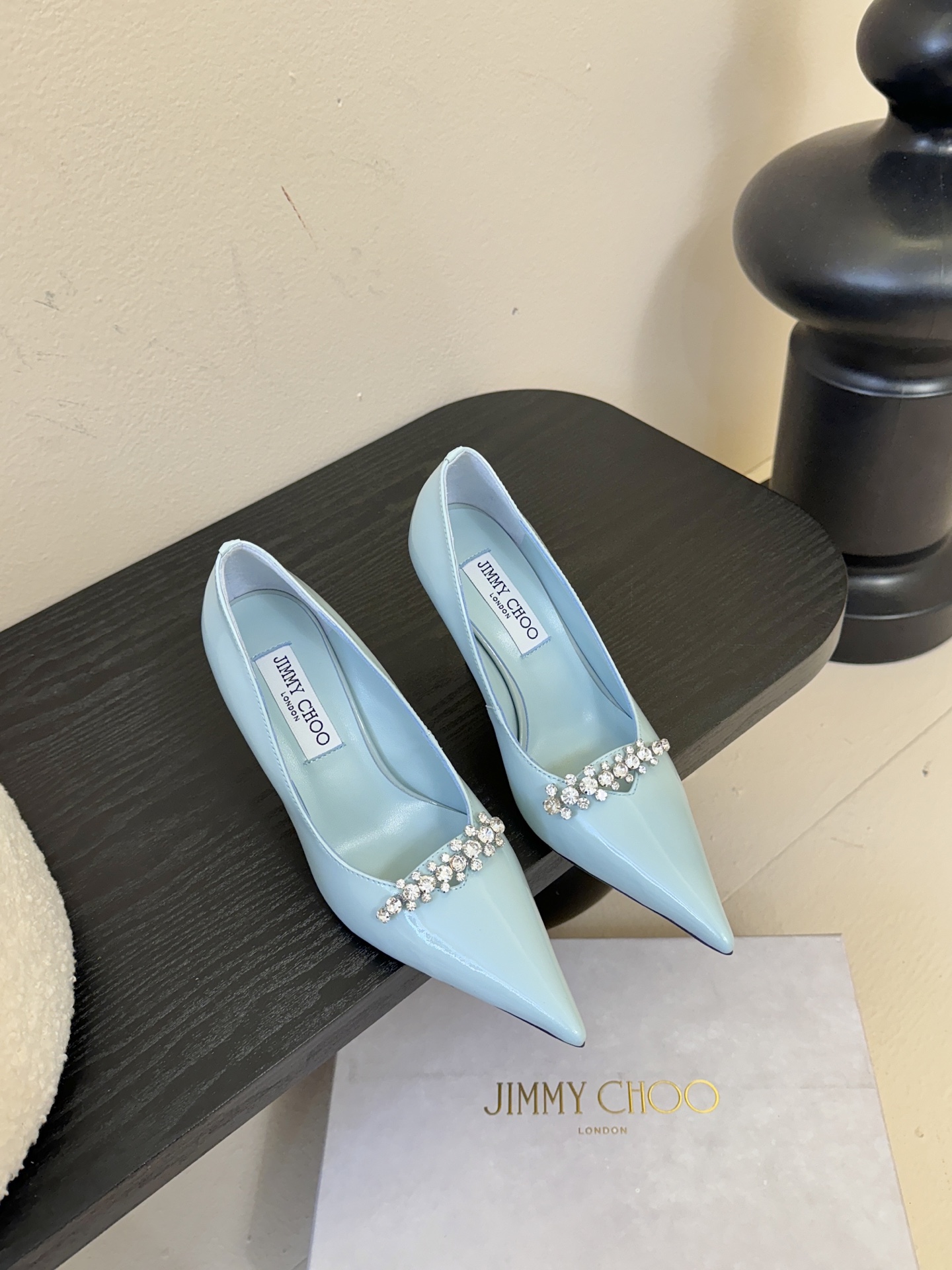 Jimmy Choo 将圆润光泽镶嵌于足尖为你的穿搭映亮魅力，璀璨每刻!莹润动人，轻易动心Jimmy C