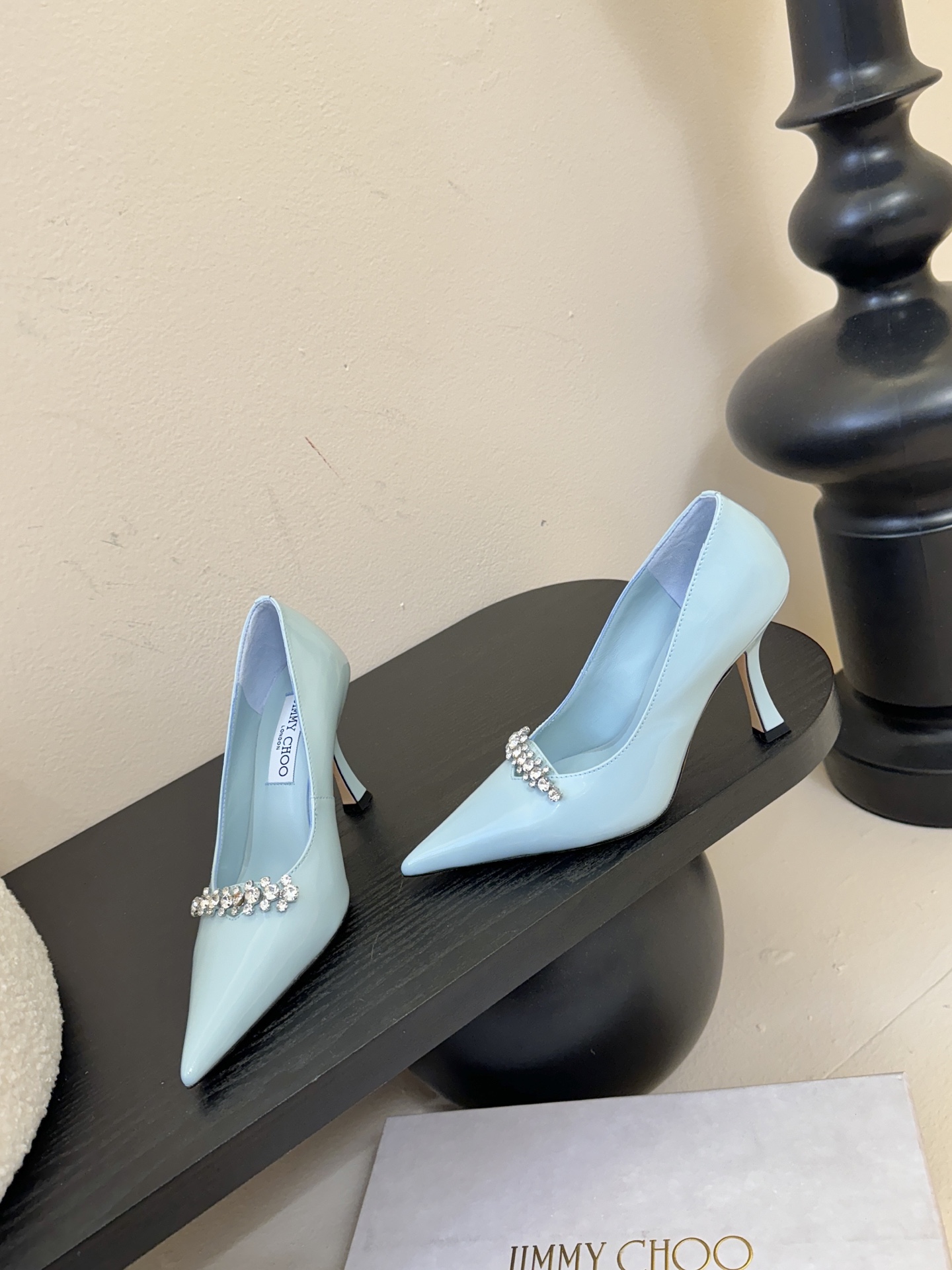 Jimmy Choo 将圆润光泽镶嵌于足尖为你的穿搭映亮魅力，璀璨每刻!莹润动人，轻易动心Jimmy C