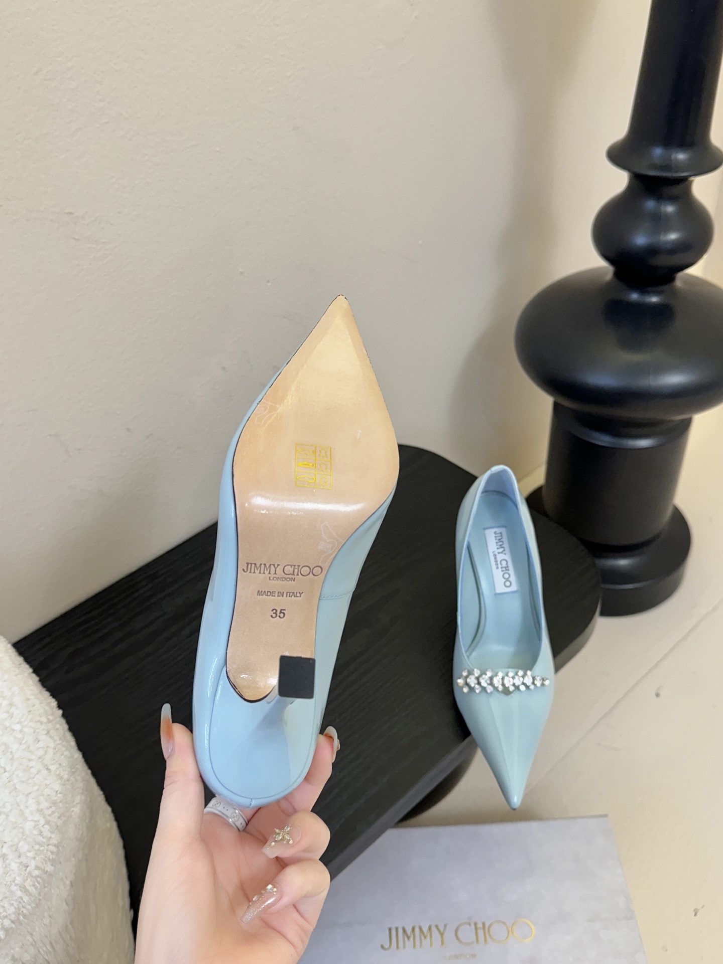 Jimmy Choo 将圆润光泽镶嵌于足尖为你的穿搭映亮魅力，璀璨每刻!莹润动人，轻易动心Jimmy C