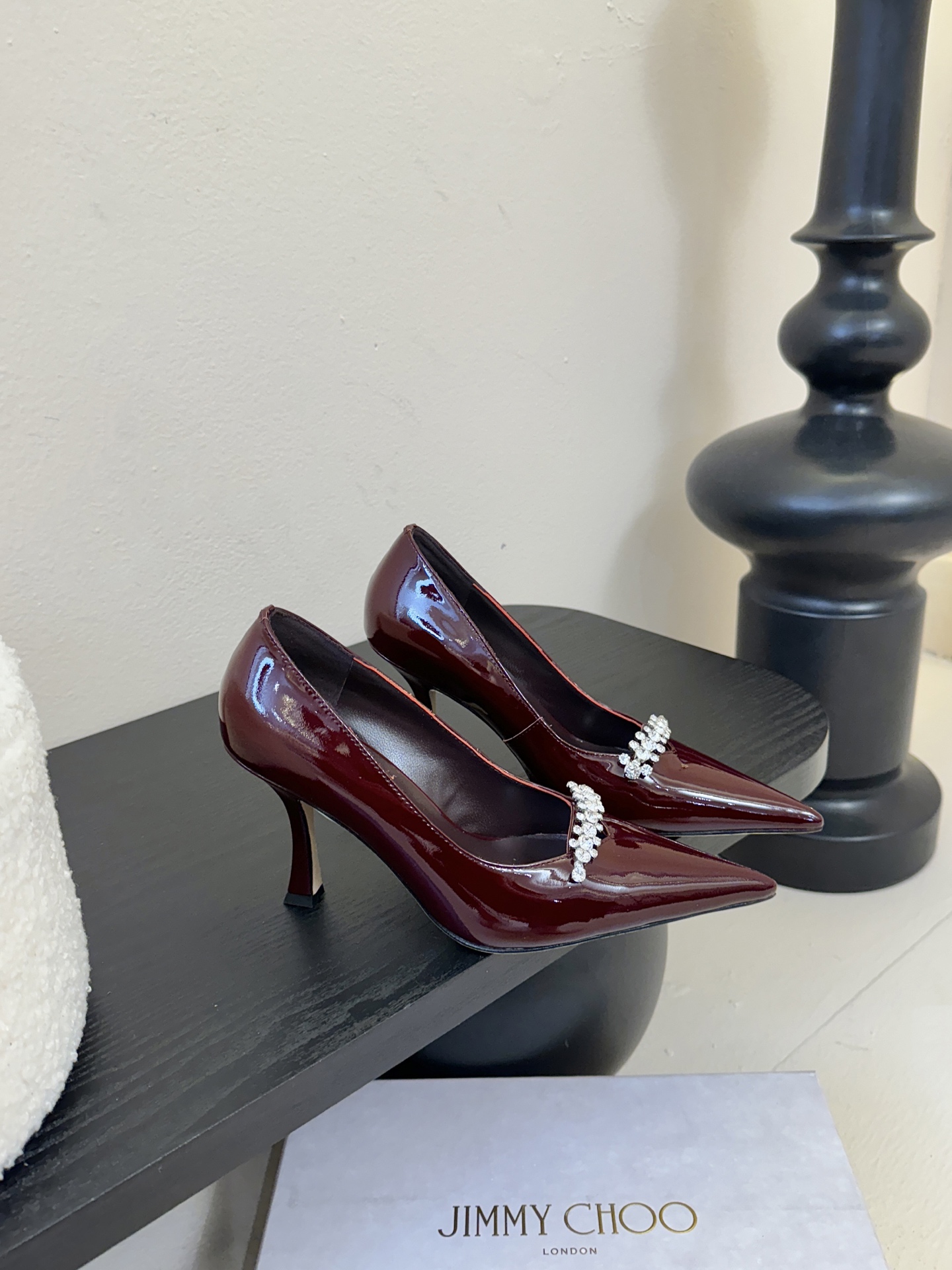 Jimmy Choo 将圆润光泽镶嵌于足尖为你的穿搭映亮魅力，璀璨每刻!莹润动人，轻易动心Jimmy C