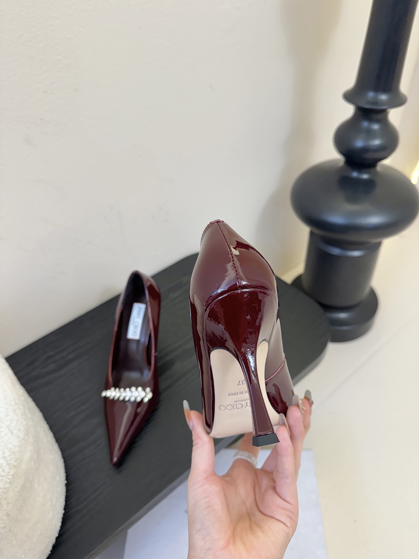 Jimmy Choo 将圆润光泽镶嵌于足尖为你的穿搭映亮魅力，璀璨每刻!莹润动人，轻易动心Jimmy C