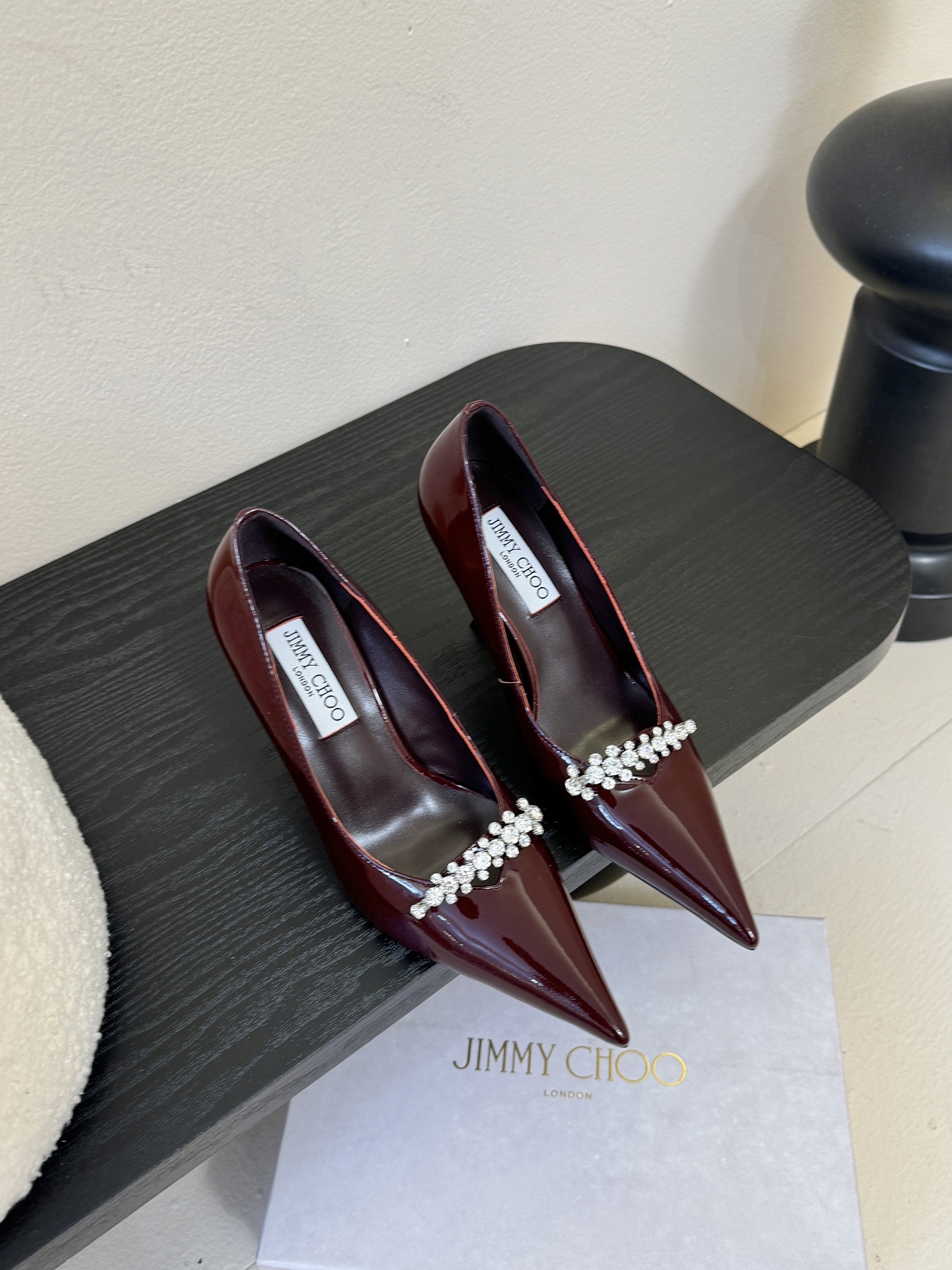 Jimmy Choo 将圆润光泽镶嵌于足尖为你的穿搭映亮魅力，璀璨每刻!莹润动人，轻易动心Jimmy C