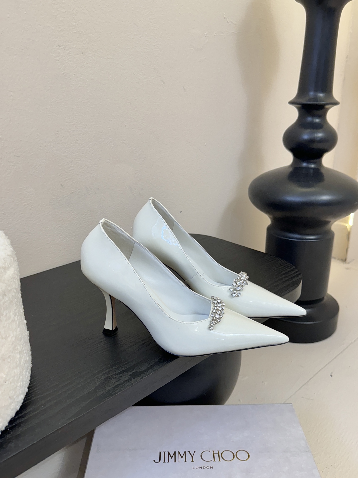Jimmy Choo 将圆润光泽镶嵌于足尖为你的穿搭映亮魅力，璀璨每刻!莹润动人，轻易动心Jimmy C