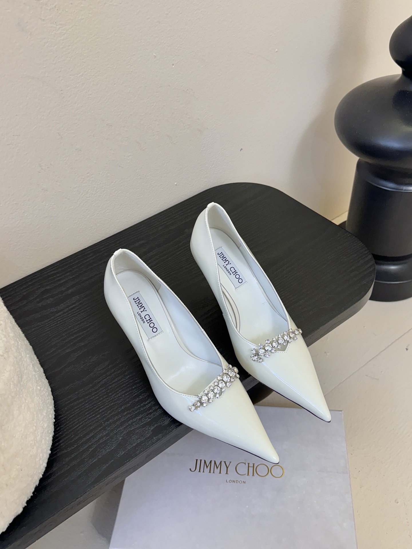 Jimmy Choo 将圆润光泽镶嵌于足尖为你的穿搭映亮魅力，璀璨每刻!莹润动人，轻易动心Jimmy C