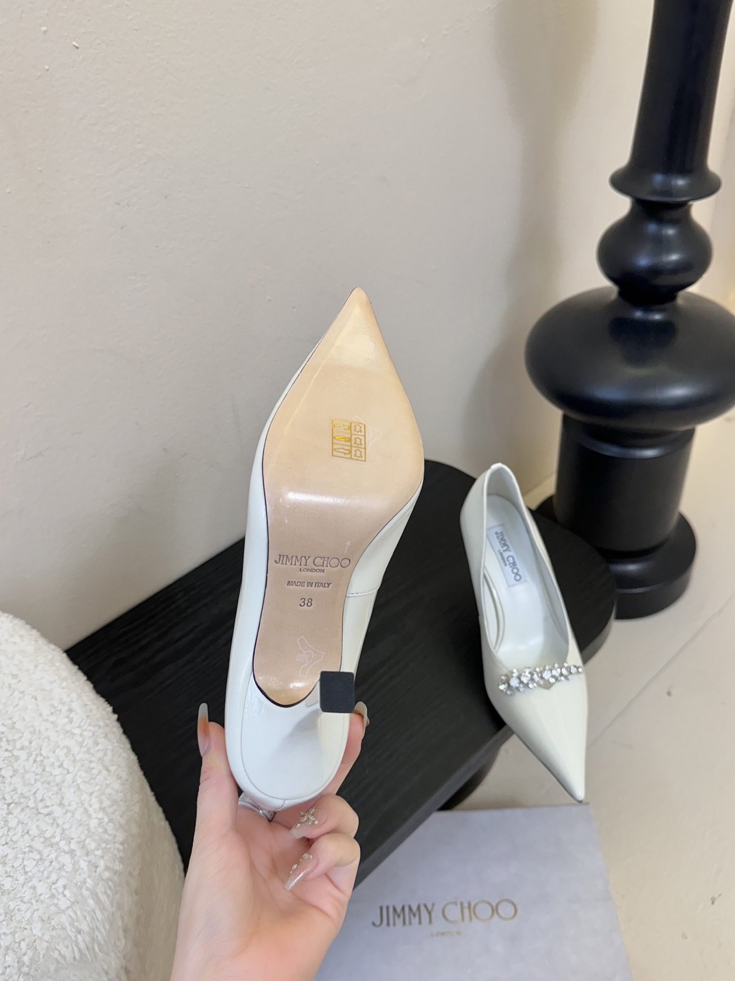 Jimmy Choo 将圆润光泽镶嵌于足尖为你的穿搭映亮魅力，璀璨每刻!莹润动人，轻易动心Jimmy C