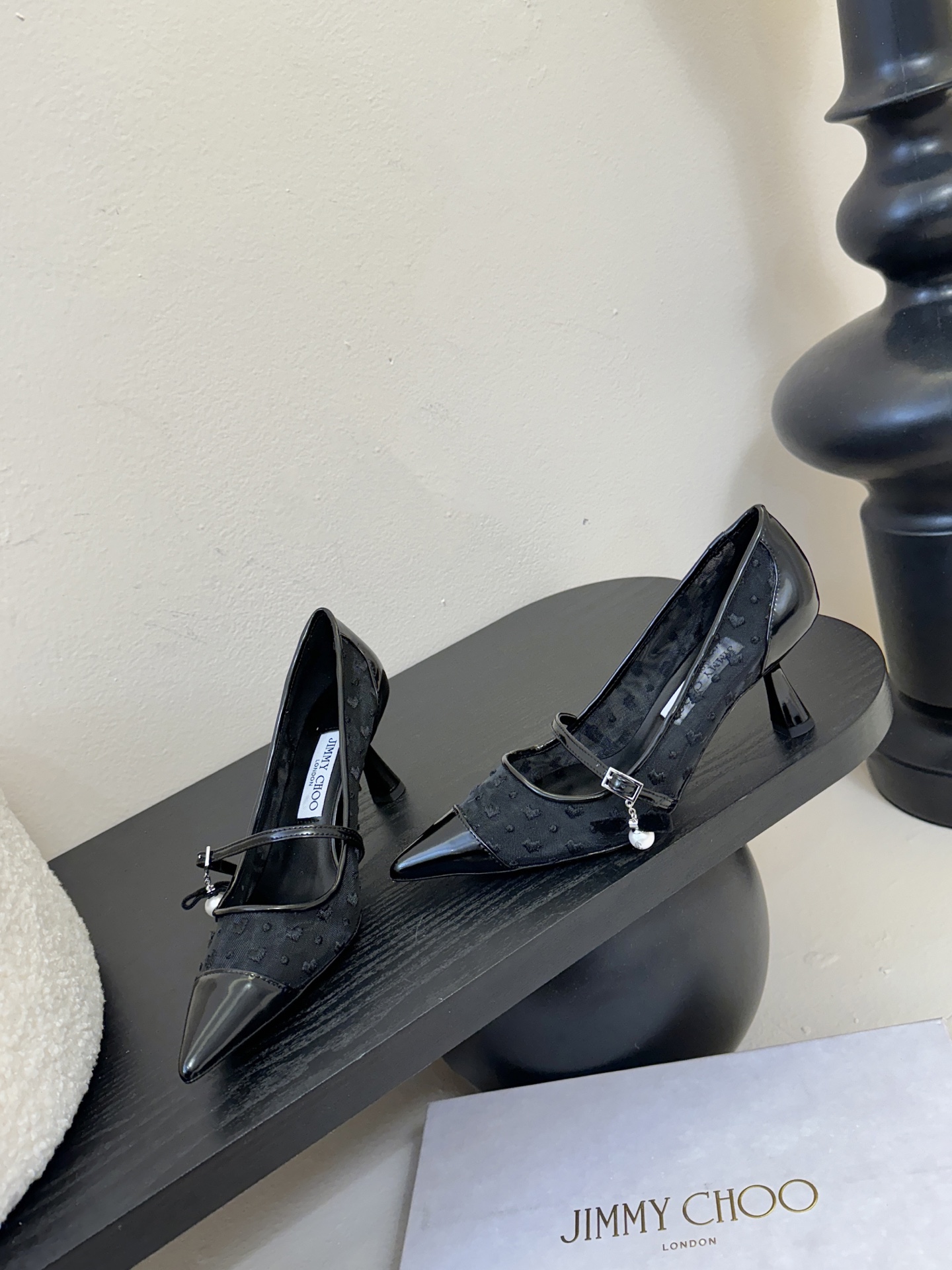 Jimmy Choo 将圆润光泽镶嵌于足尖为你的穿搭映亮魅力，璀璨每刻!莹润动人，轻易动心Jimmy C