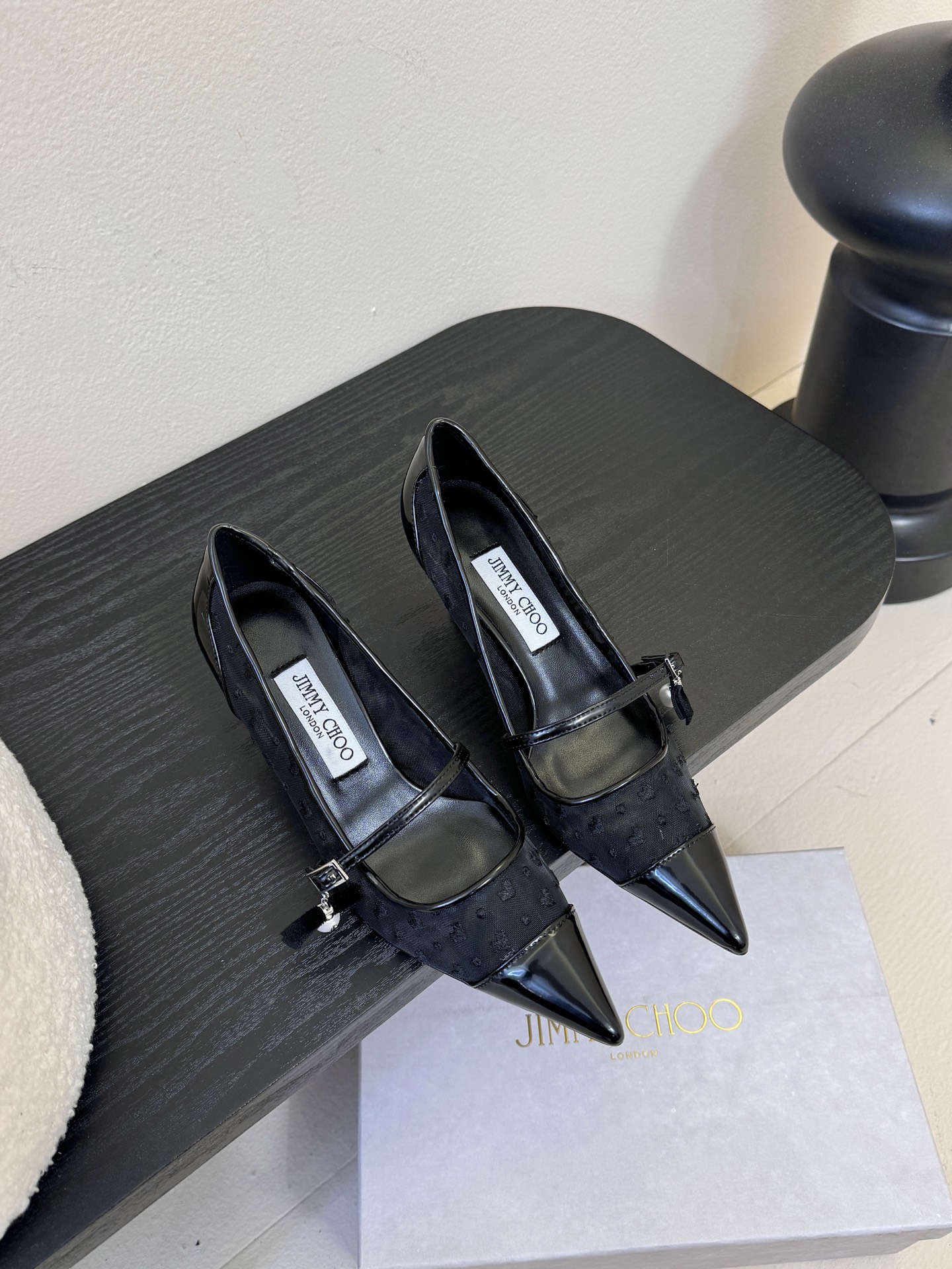 Jimmy Choo 将圆润光泽镶嵌于足尖为你的穿搭映亮魅力，璀璨每刻!莹润动人，轻易动心Jimmy C
