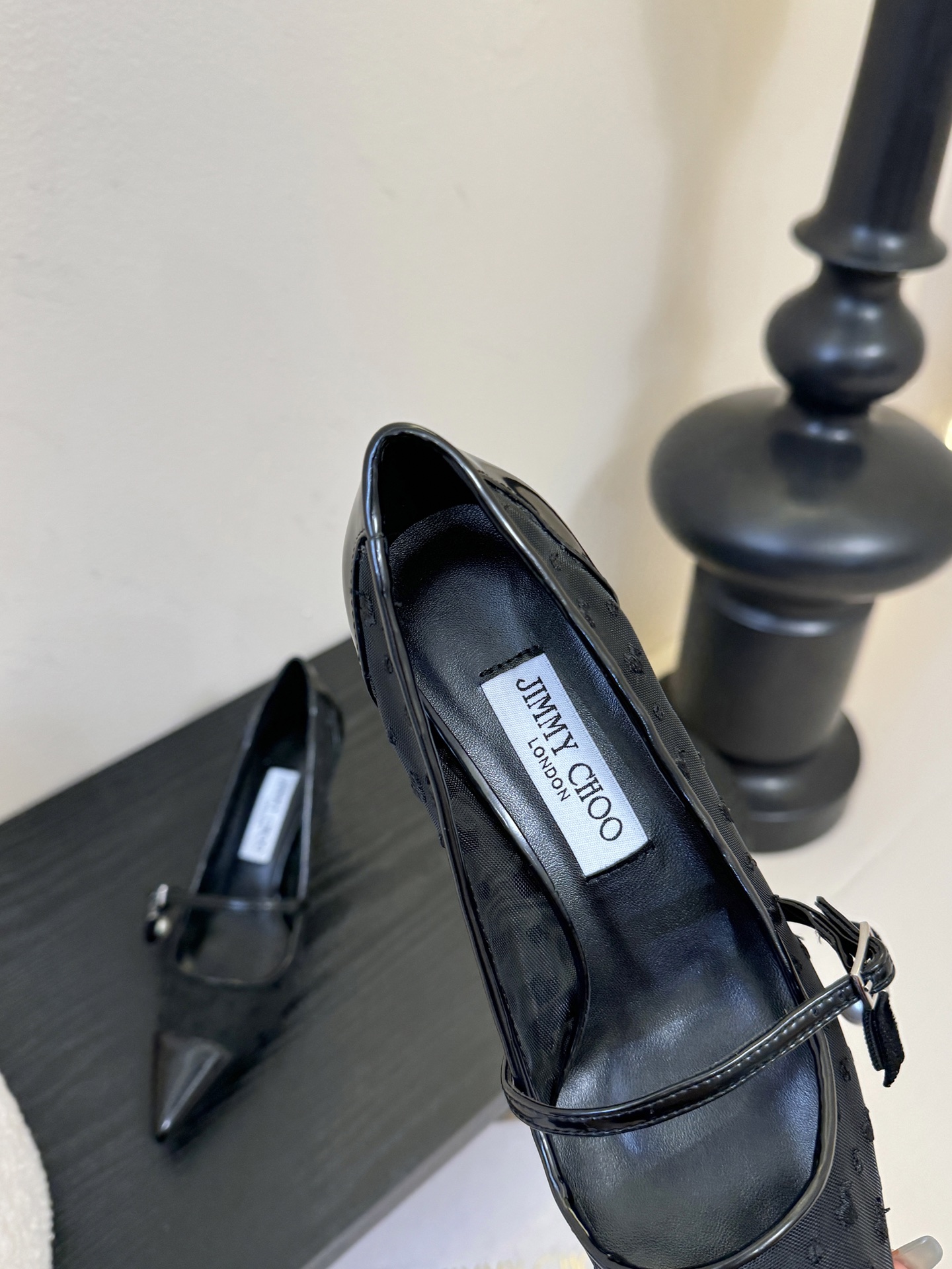Jimmy Choo 将圆润光泽镶嵌于足尖为你的穿搭映亮魅力，璀璨每刻!莹润动人，轻易动心Jimmy C