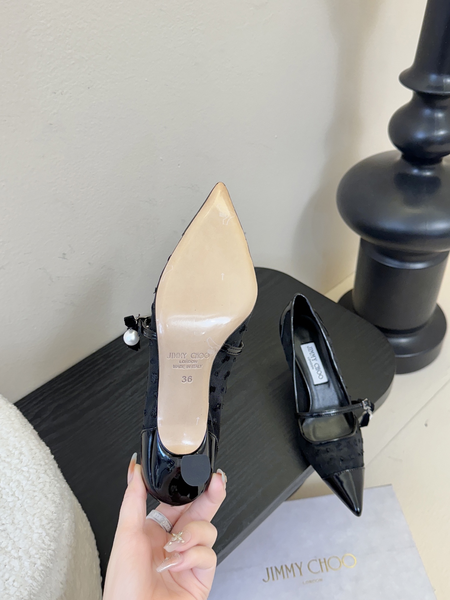 Jimmy Choo 将圆润光泽镶嵌于足尖为你的穿搭映亮魅力，璀璨每刻!莹润动人，轻易动心Jimmy C