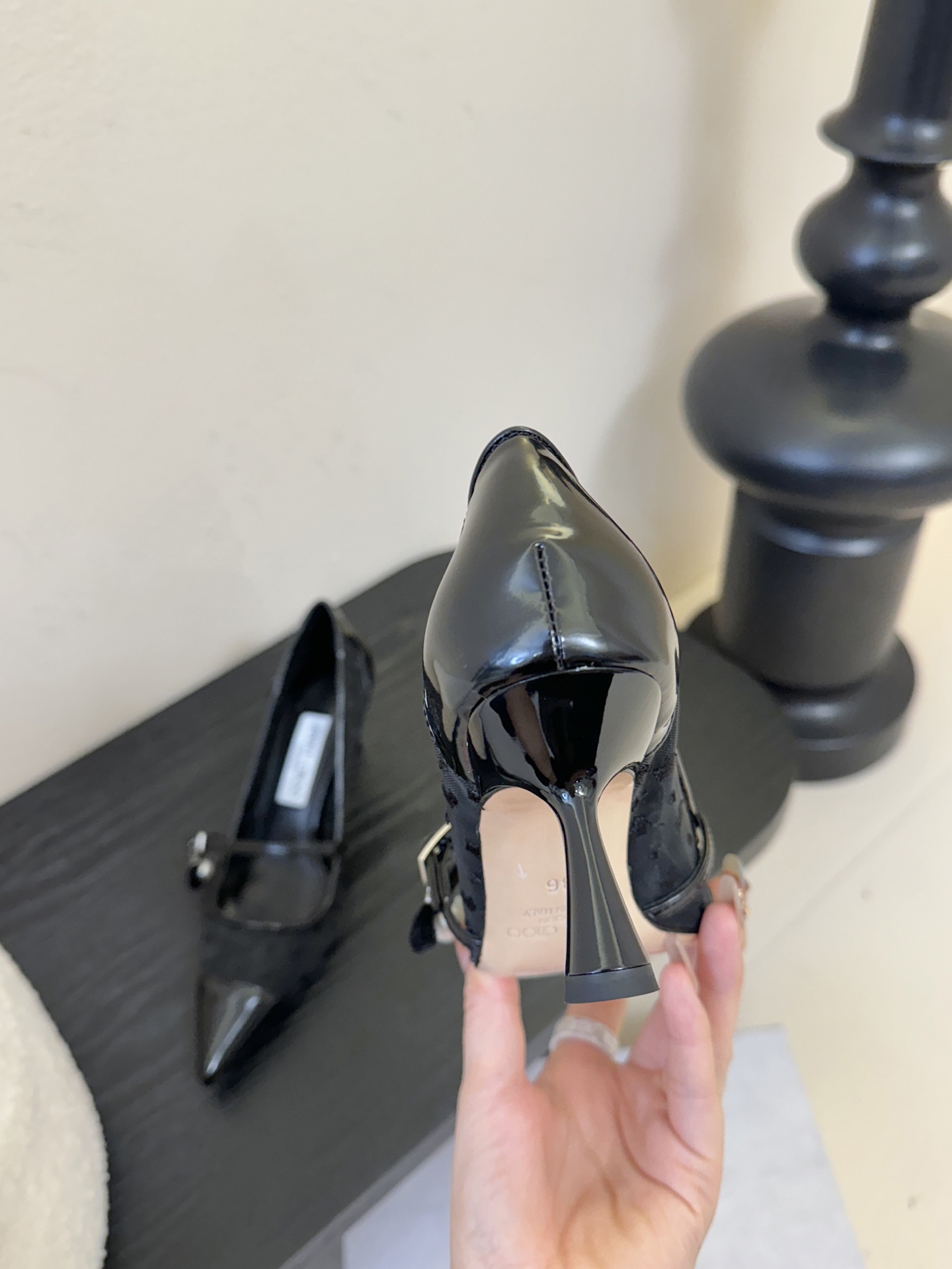 Jimmy Choo 将圆润光泽镶嵌于足尖为你的穿搭映亮魅力，璀璨每刻!莹润动人，轻易动心Jimmy C