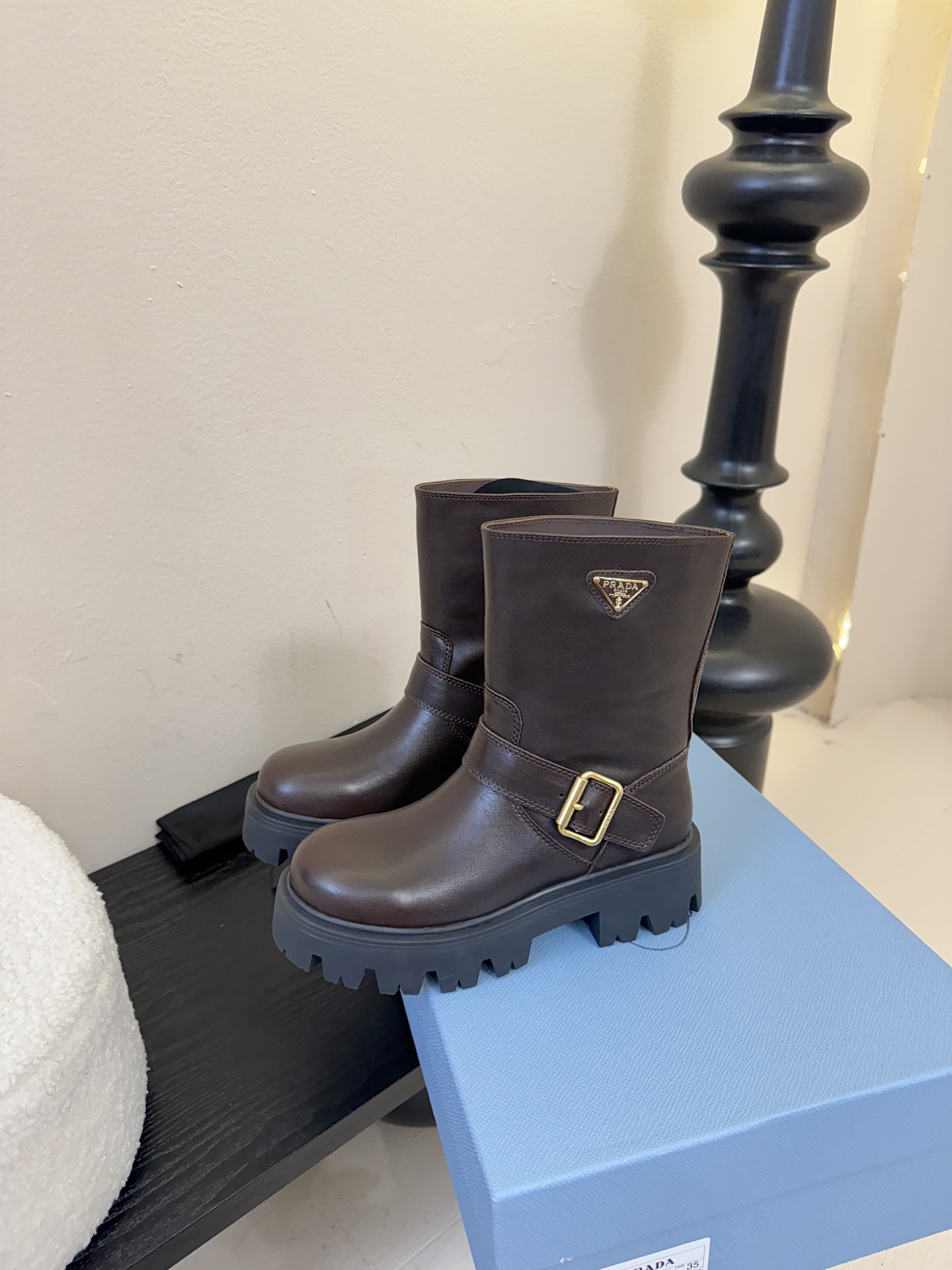 PRADA 普拉达经典三角标一脚蹬王炸女靴 冬天买不到的系列，绝对是今年的大爆款！！贼好看！Prada靴