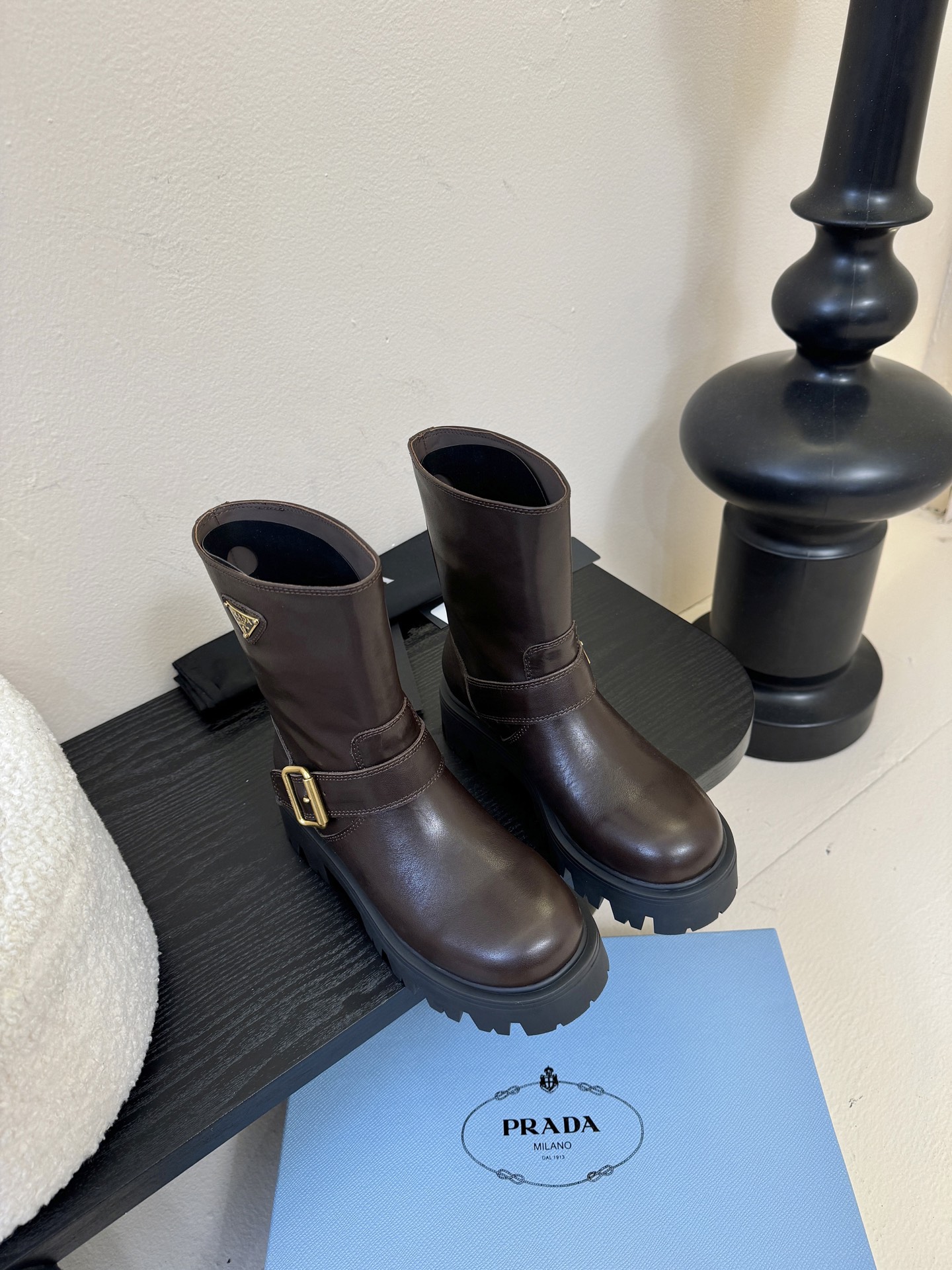 PRADA 普拉达经典三角标一脚蹬王炸女靴 冬天买不到的系列，绝对是今年的大爆款！！贼好看！Prada靴