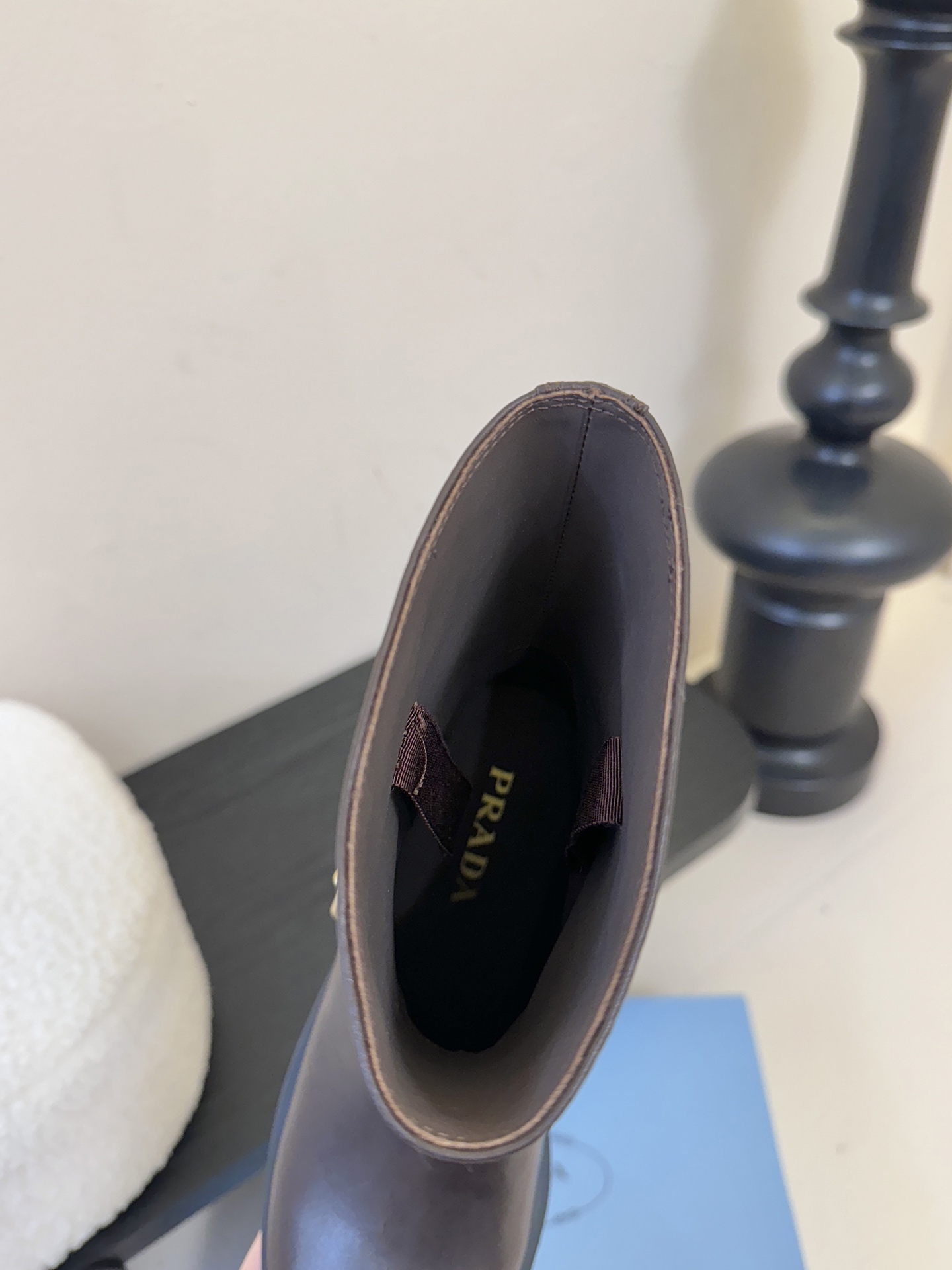 PRADA 普拉达经典三角标一脚蹬王炸女靴 冬天买不到的系列，绝对是今年的大爆款！！贼好看！Prada靴