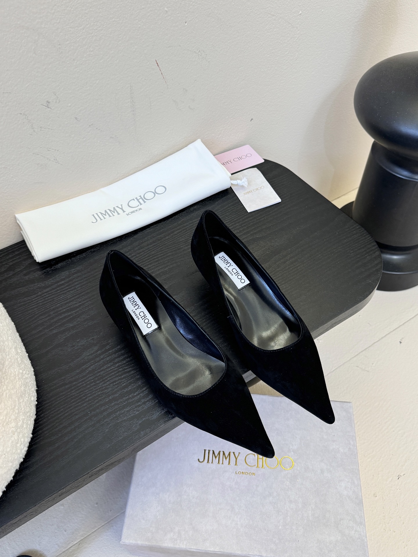 Jimmy Choo 将圆润光泽镶嵌于足尖为你的穿搭映亮魅力，璀璨每刻!莹润动人，轻易动心Jimmy C