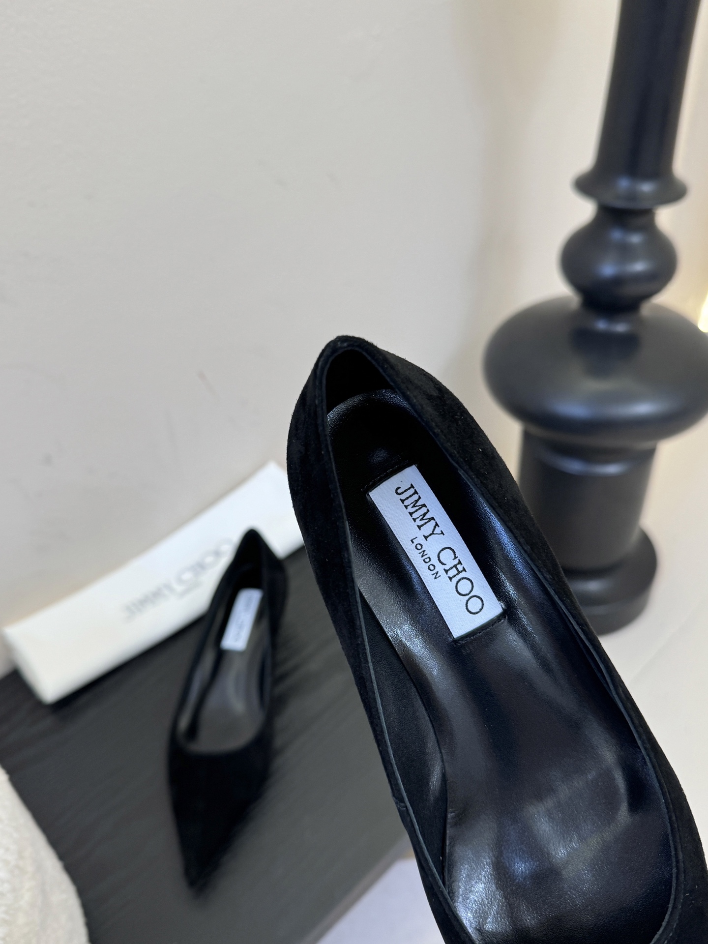 Jimmy Choo 将圆润光泽镶嵌于足尖为你的穿搭映亮魅力，璀璨每刻!莹润动人，轻易动心Jimmy C