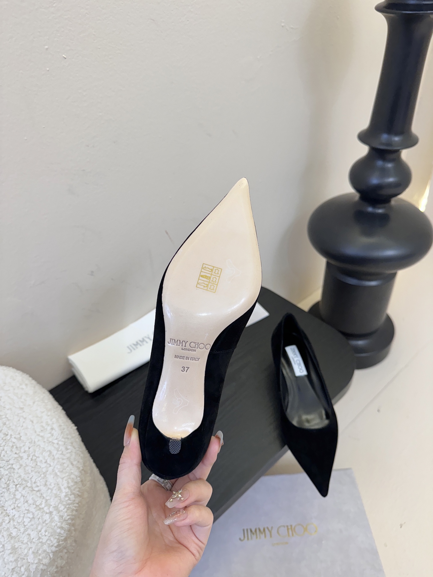 Jimmy Choo 将圆润光泽镶嵌于足尖为你的穿搭映亮魅力，璀璨每刻!莹润动人，轻易动心Jimmy C