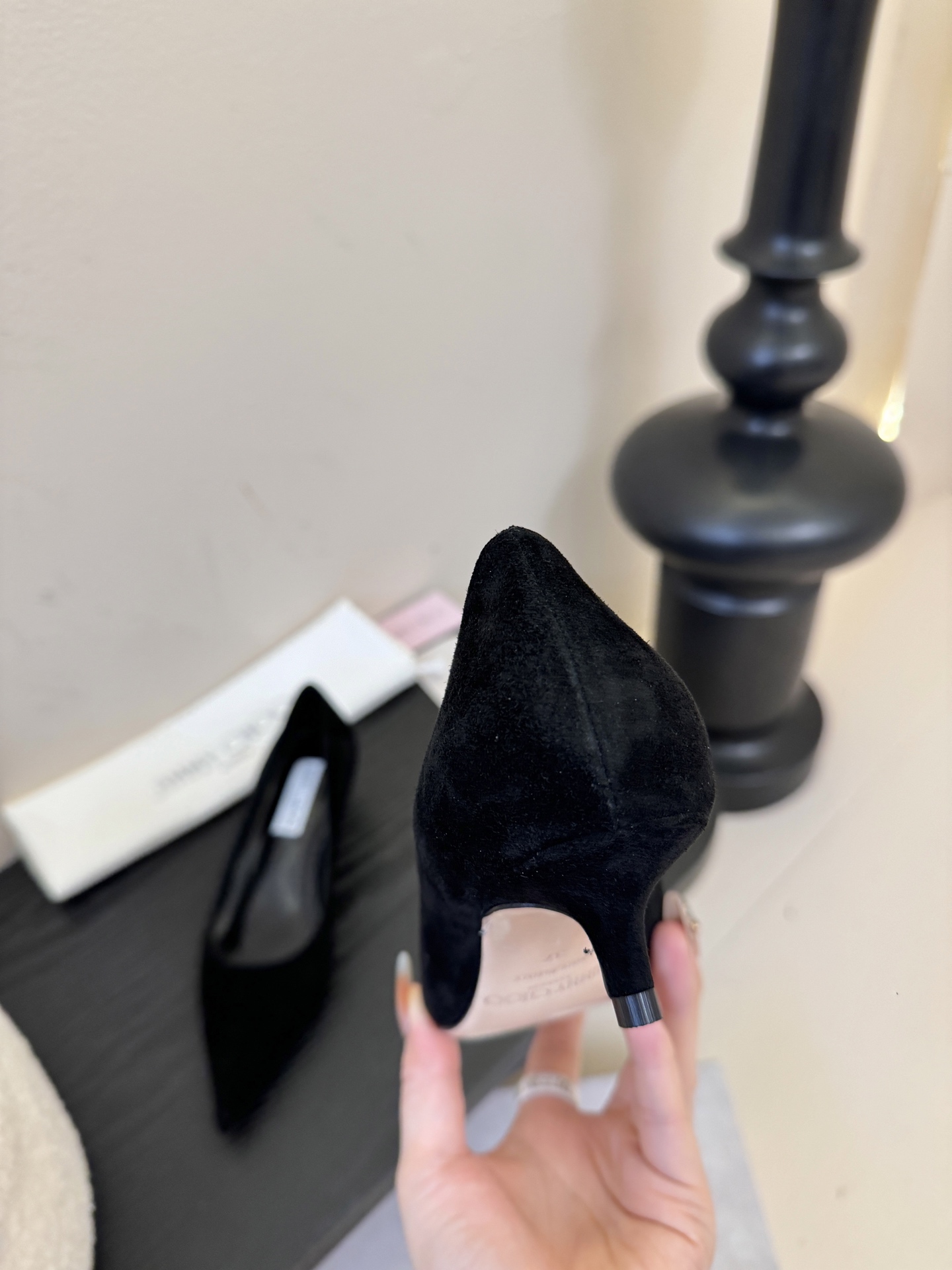 Jimmy Choo 将圆润光泽镶嵌于足尖为你的穿搭映亮魅力，璀璨每刻!莹润动人，轻易动心Jimmy C
