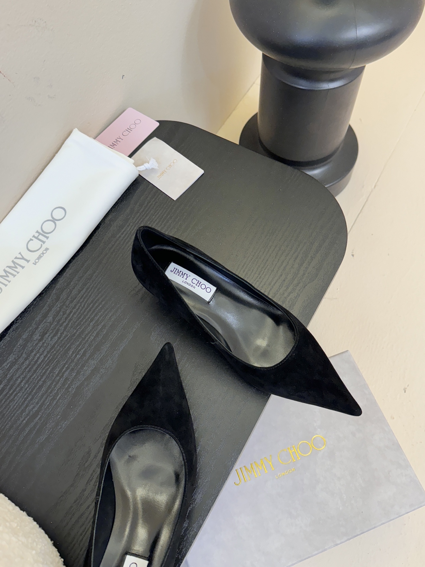 Jimmy Choo 将圆润光泽镶嵌于足尖为你的穿搭映亮魅力，璀璨每刻!莹润动人，轻易动心Jimmy C