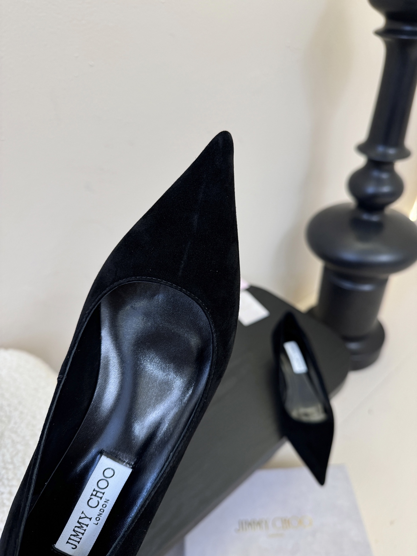 Jimmy Choo 将圆润光泽镶嵌于足尖为你的穿搭映亮魅力，璀璨每刻!莹润动人，轻易动心Jimmy C