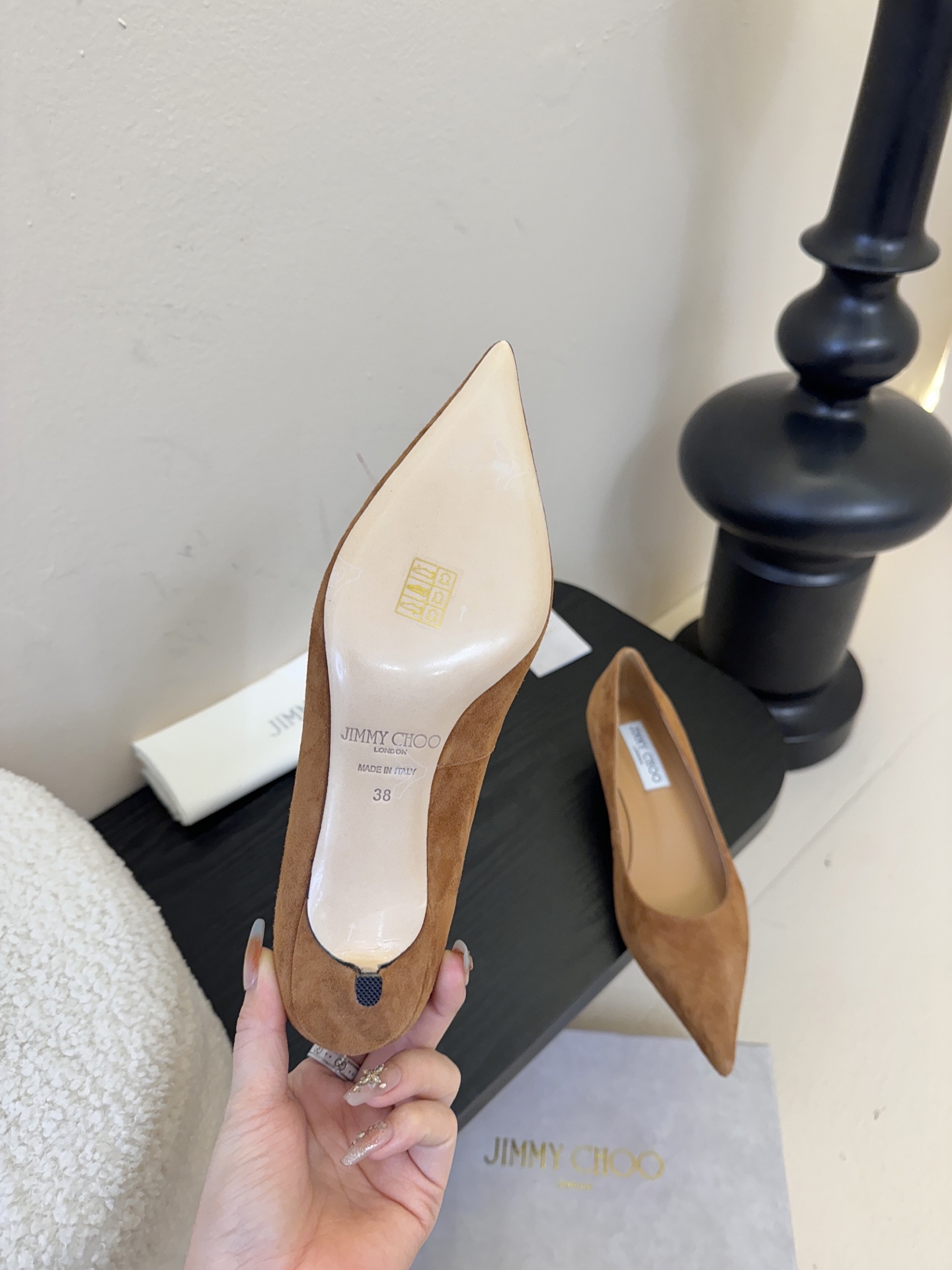 Jimmy Choo 将圆润光泽镶嵌于足尖为你的穿搭映亮魅力，璀璨每刻!莹润动人，轻易动心Jimmy C