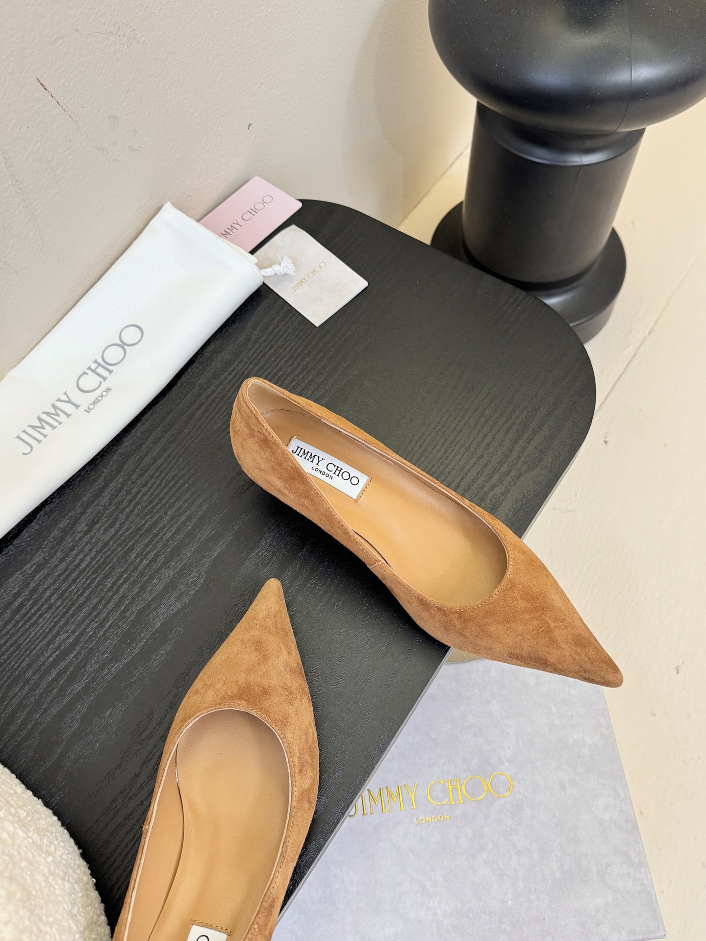 Jimmy Choo 将圆润光泽镶嵌于足尖为你的穿搭映亮魅力，璀璨每刻!莹润动人，轻易动心Jimmy C