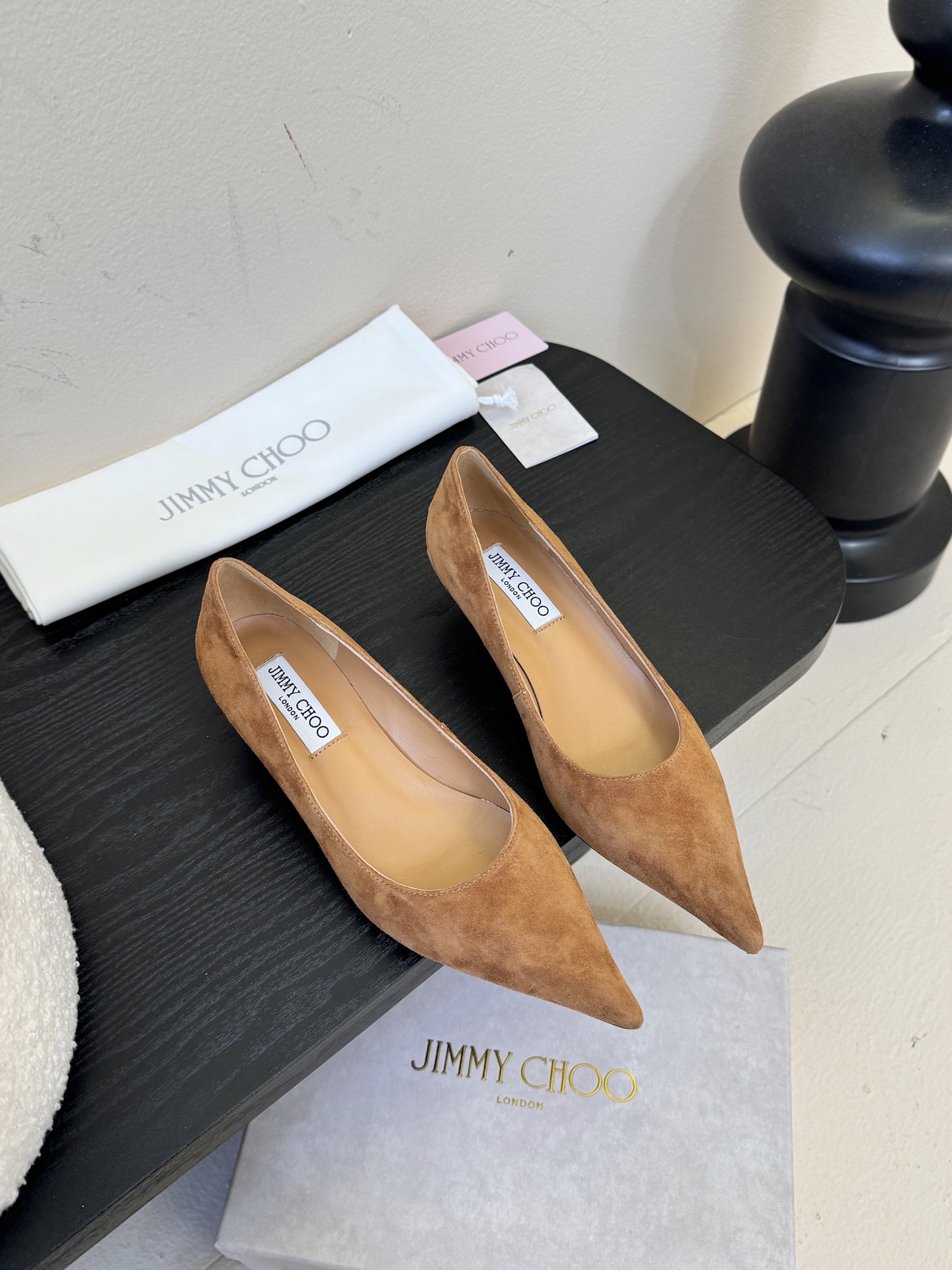 Jimmy Choo 将圆润光泽镶嵌于足尖为你的穿搭映亮魅力，璀璨每刻!莹润动人，轻易动心Jimmy C