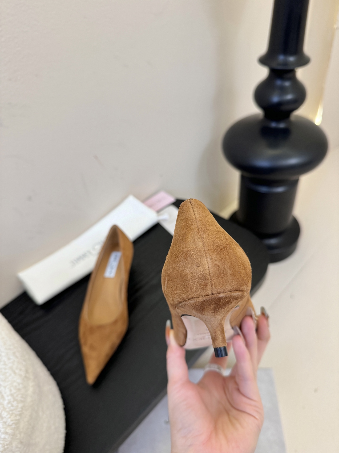 Jimmy Choo 将圆润光泽镶嵌于足尖为你的穿搭映亮魅力，璀璨每刻!莹润动人，轻易动心Jimmy C