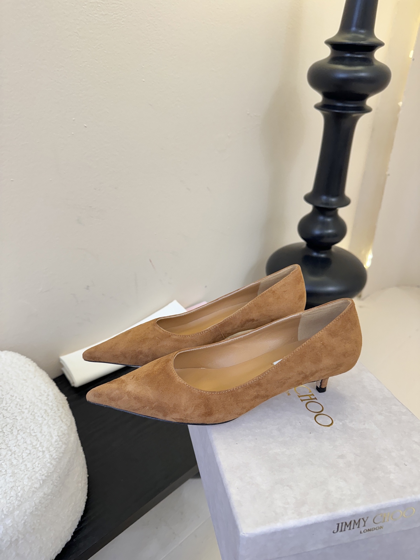 Jimmy Choo 将圆润光泽镶嵌于足尖为你的穿搭映亮魅力，璀璨每刻!莹润动人，轻易动心Jimmy C