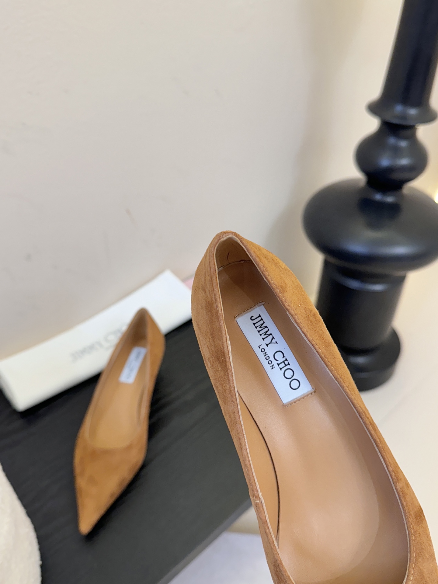 Jimmy Choo 将圆润光泽镶嵌于足尖为你的穿搭映亮魅力，璀璨每刻!莹润动人，轻易动心Jimmy C