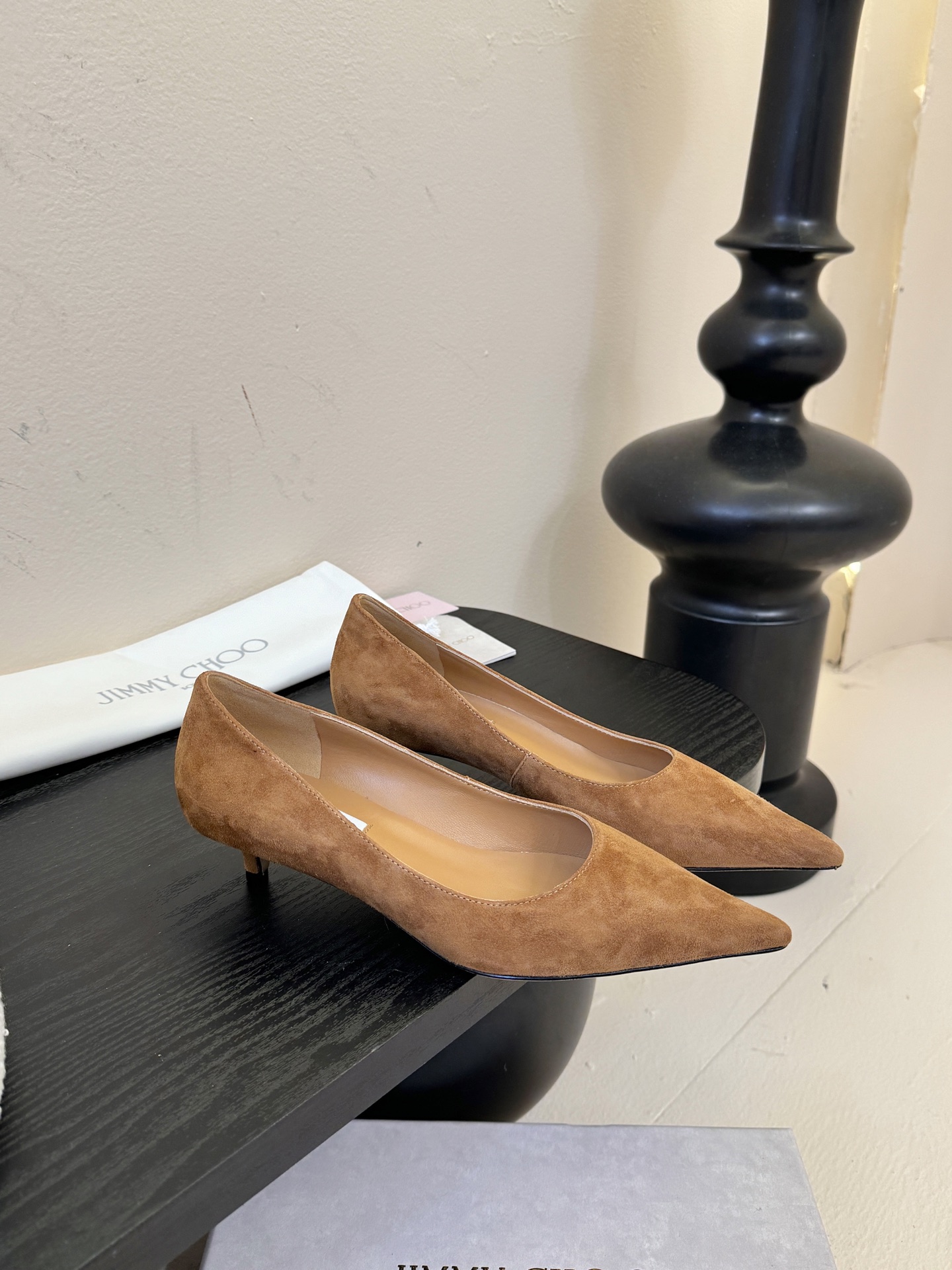 Jimmy Choo 将圆润光泽镶嵌于足尖为你的穿搭映亮魅力，璀璨每刻!莹润动人，轻易动心Jimmy C