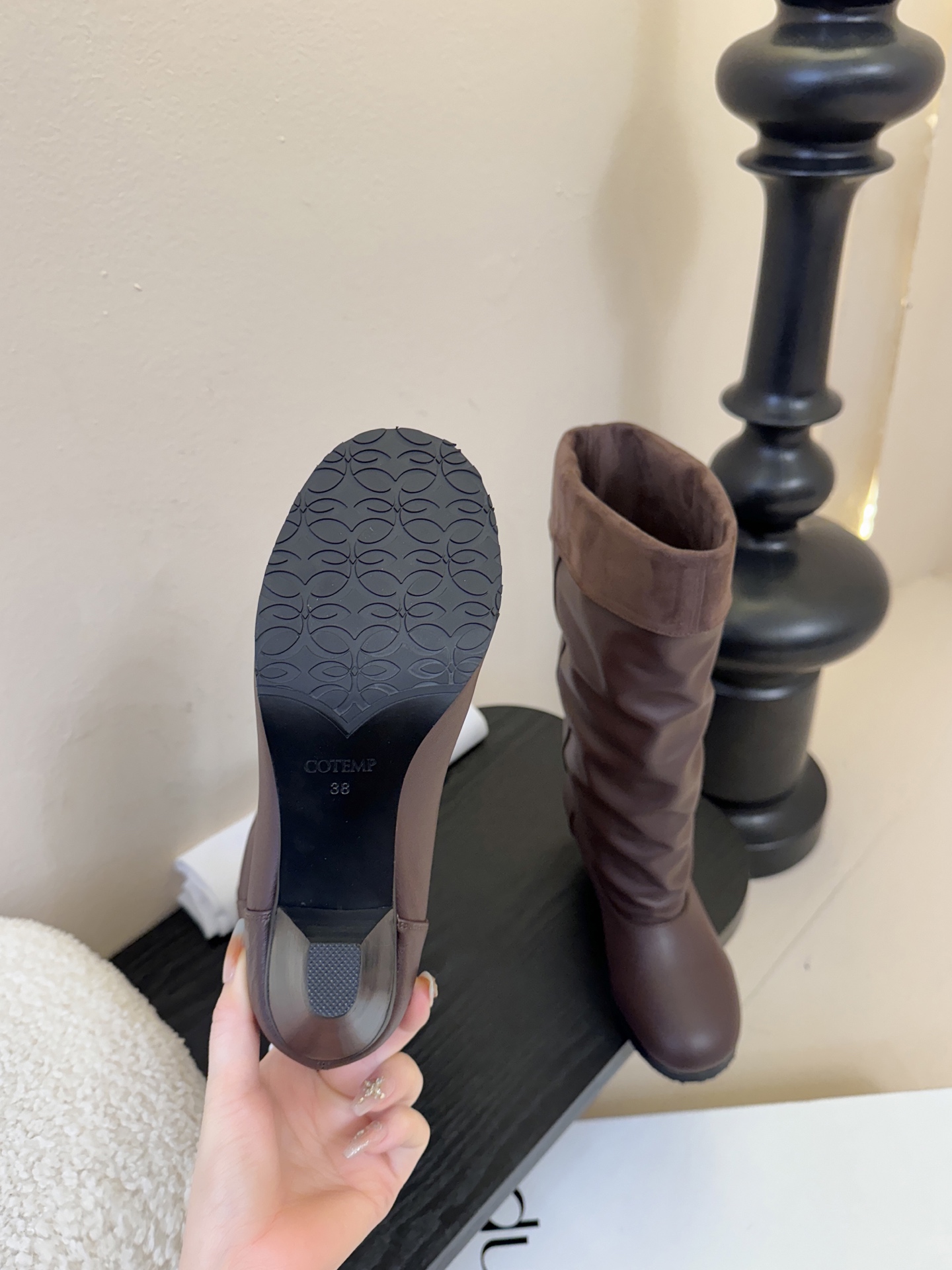 Cotem* 秋冬系列 | 25 SS 堆堆靴充分携带慵懒意志的呈现。光滑细腻的牛皮革可随意堆叠或翻折穿