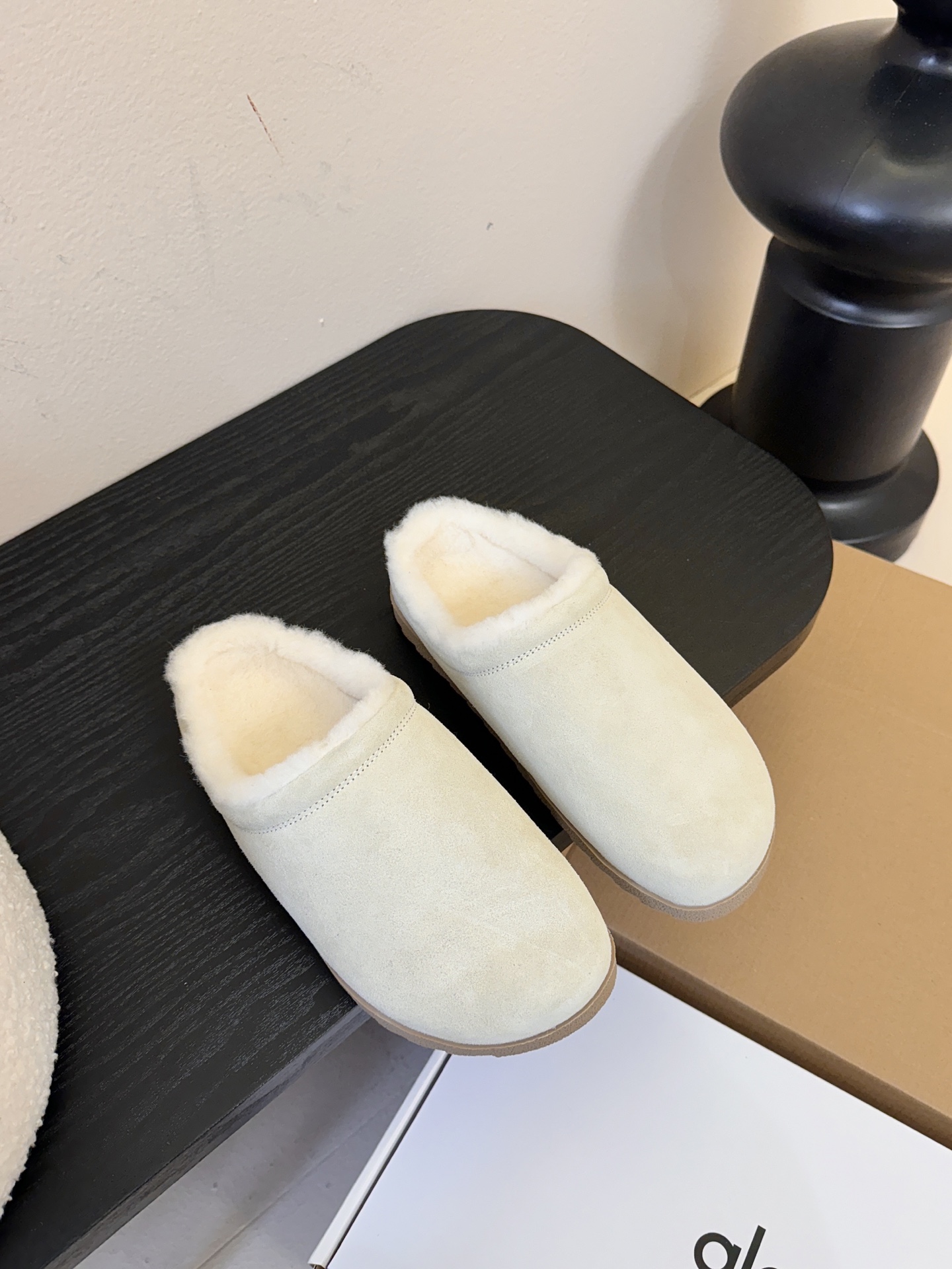 alo25ss 新品休闲单鞋简约即王道 散发随性慵懒感 一脚蹬设计 轻松又自在 时髦精出街 宅家都可 拿
