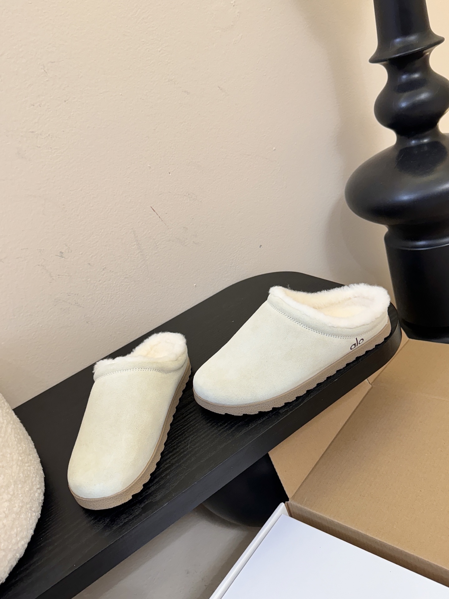 alo25ss 新品休闲单鞋简约即王道 散发随性慵懒感 一脚蹬设计 轻松又自在 时髦精出街 宅家都可 拿