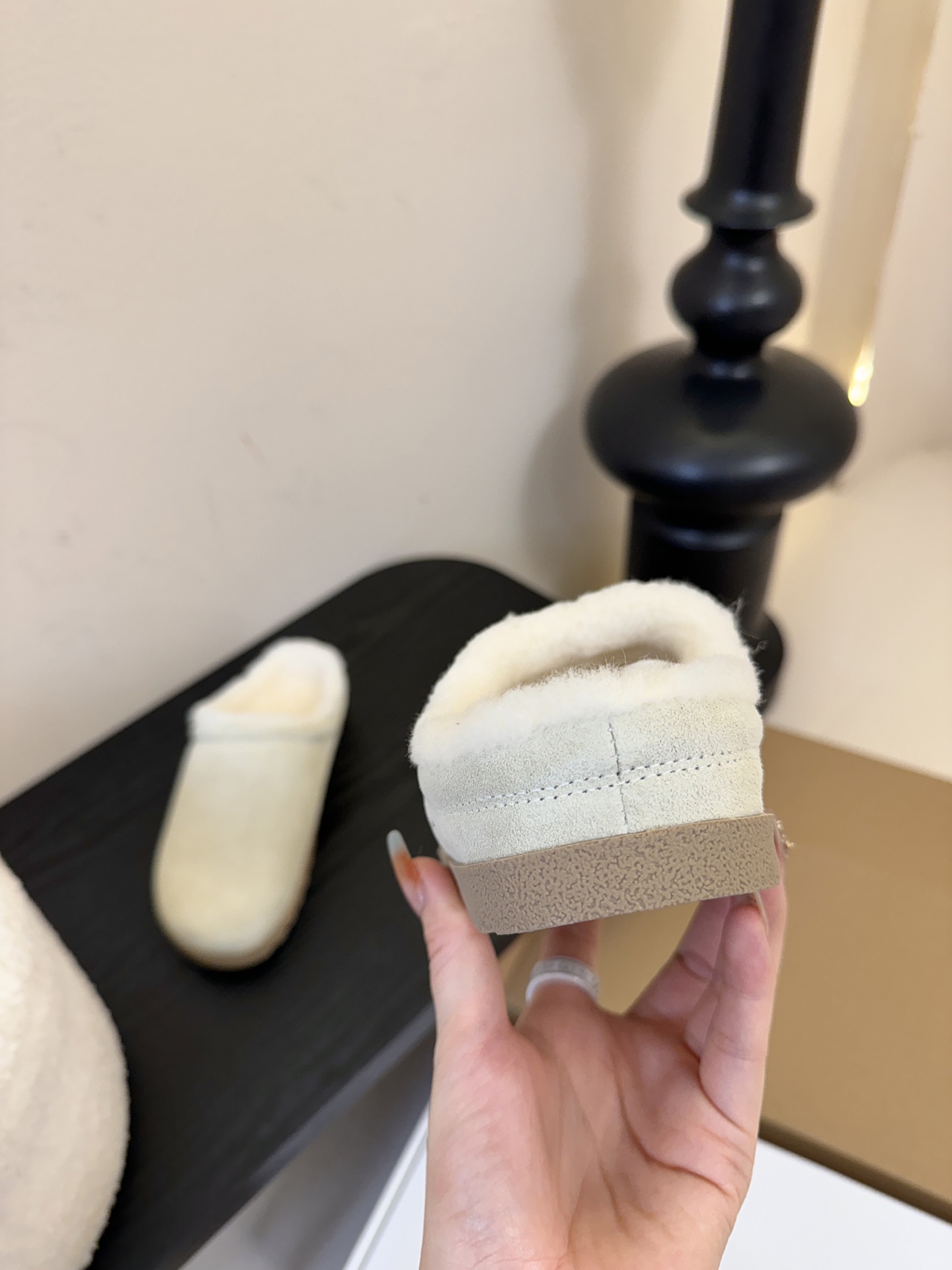 alo25ss 新品休闲单鞋简约即王道 散发随性慵懒感 一脚蹬设计 轻松又自在 时髦精出街 宅家都可 拿