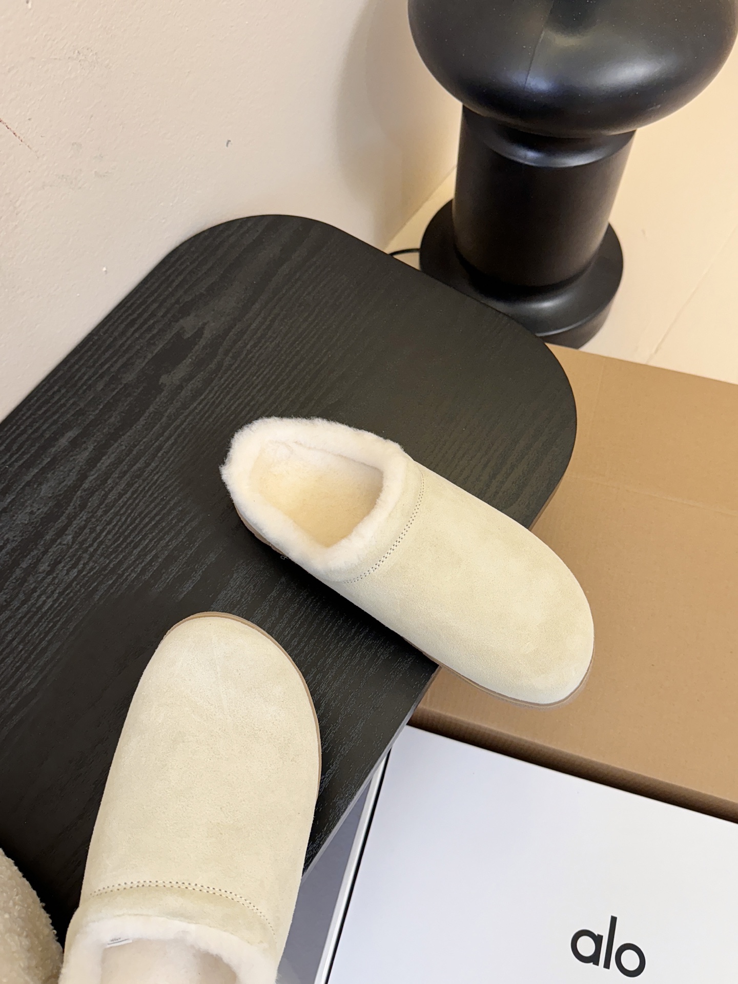 alo25ss 新品休闲单鞋简约即王道 散发随性慵懒感 一脚蹬设计 轻松又自在 时髦精出街 宅家都可 拿