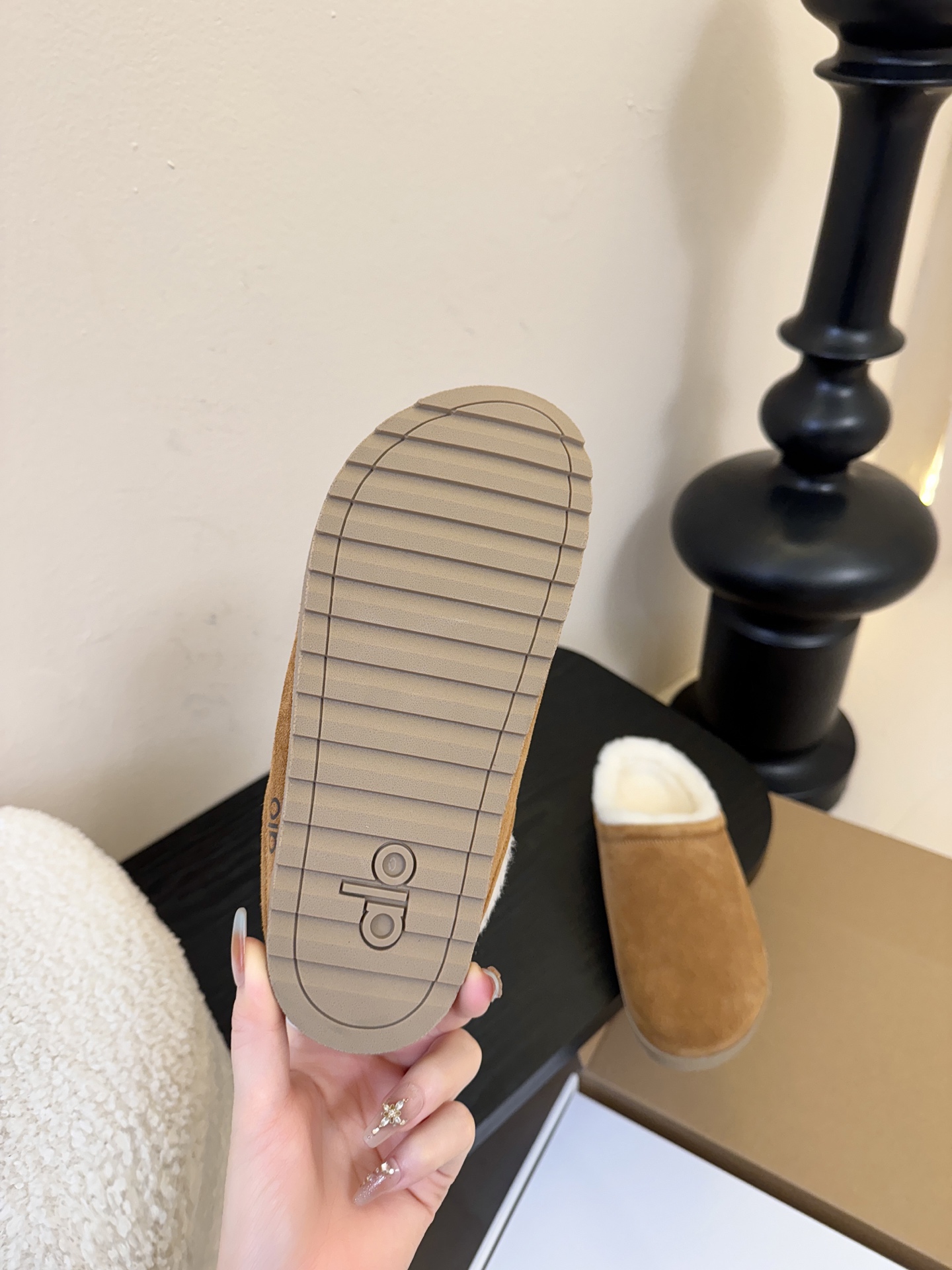 alo25ss 新品休闲单鞋简约即王道 散发随性慵懒感 一脚蹬设计 轻松又自在 时髦精出街 宅家都可 拿