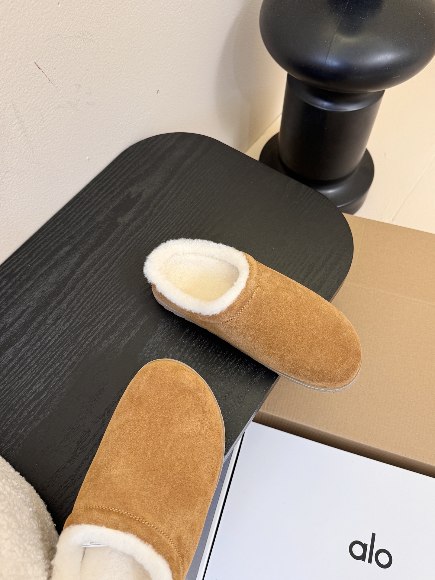 alo25ss 新品休闲单鞋简约即王道 散发随性慵懒感 一脚蹬设计 轻松又自在 时髦精出街 宅家都可 拿