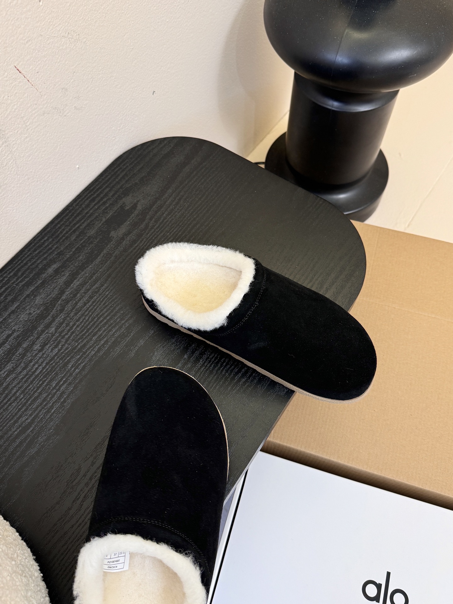 alo25ss 新品休闲单鞋简约即王道 散发随性慵懒感 一脚蹬设计 轻松又自在 时髦精出街 宅家都可 拿