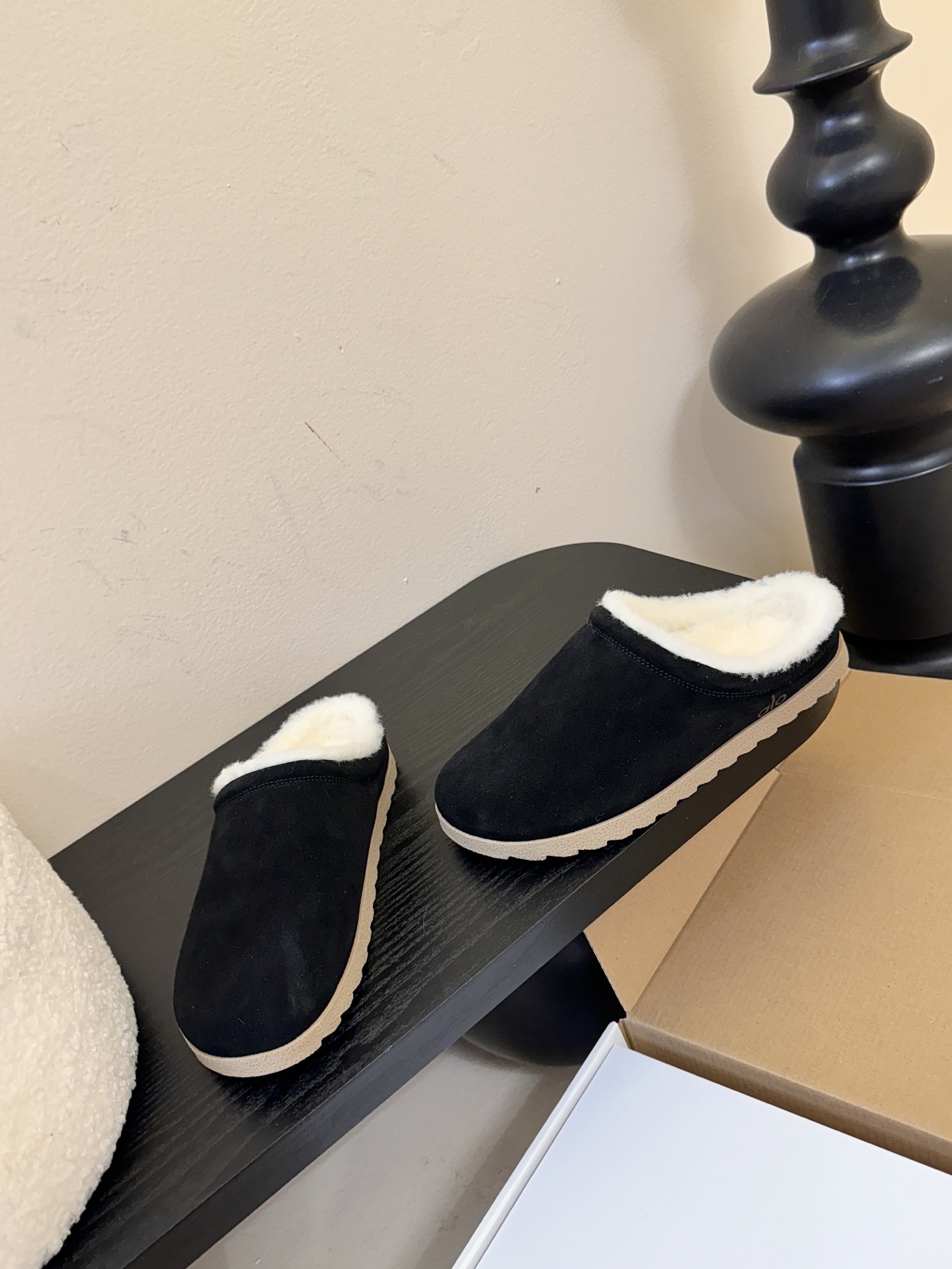 alo25ss 新品休闲单鞋简约即王道 散发随性慵懒感 一脚蹬设计 轻松又自在 时髦精出街 宅家都可 拿