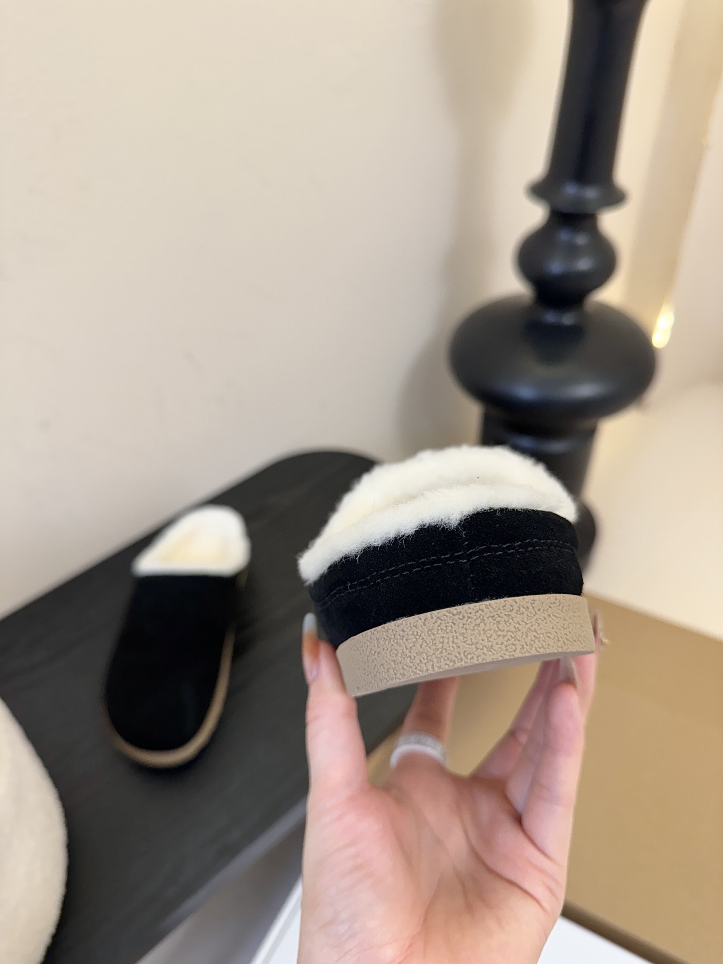 alo25ss 新品休闲单鞋简约即王道 散发随性慵懒感 一脚蹬设计 轻松又自在 时髦精出街 宅家都可 拿