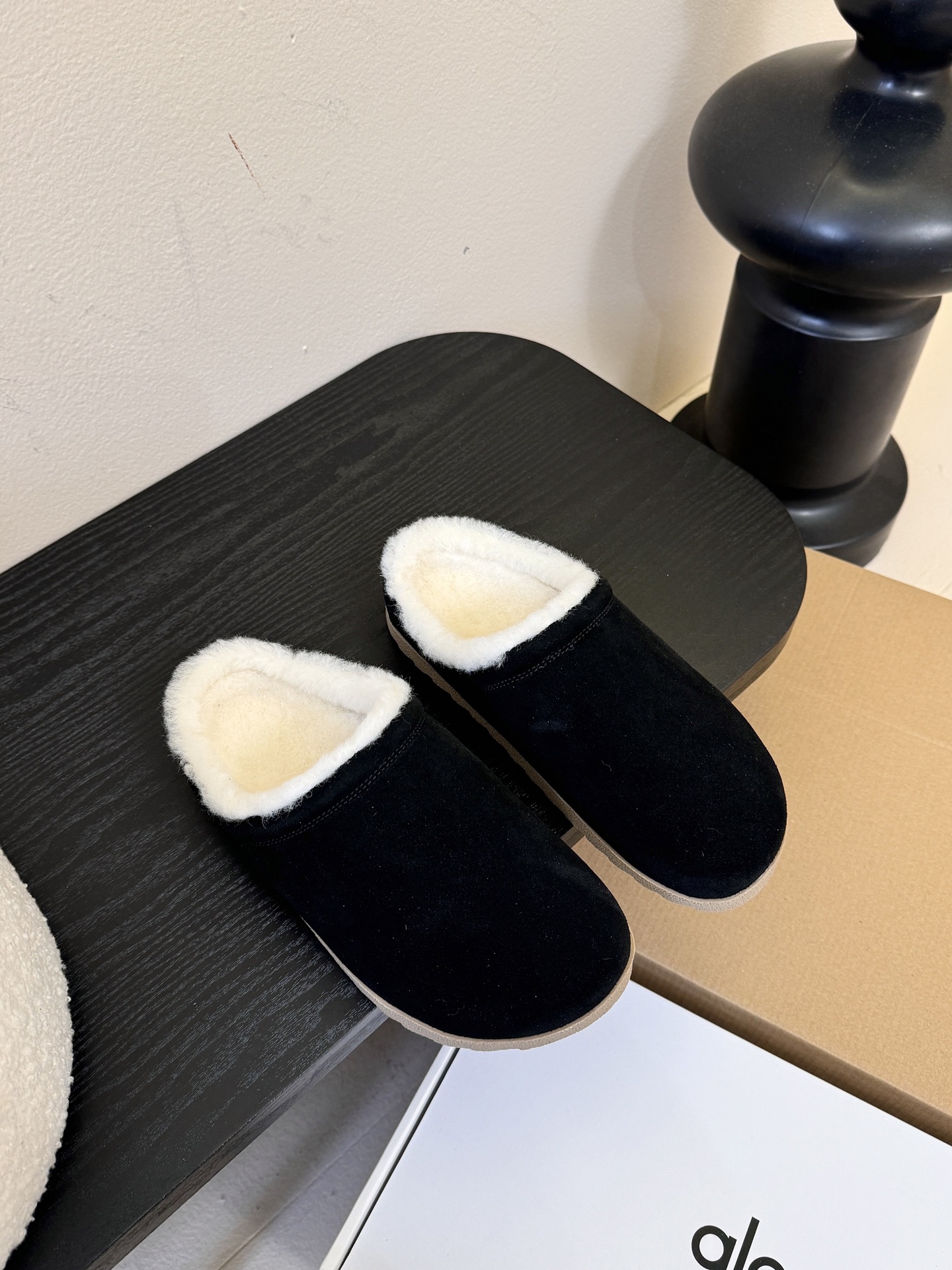 alo25ss 新品休闲单鞋简约即王道 散发随性慵懒感 一脚蹬设计 轻松又自在 时髦精出街 宅家都可 拿