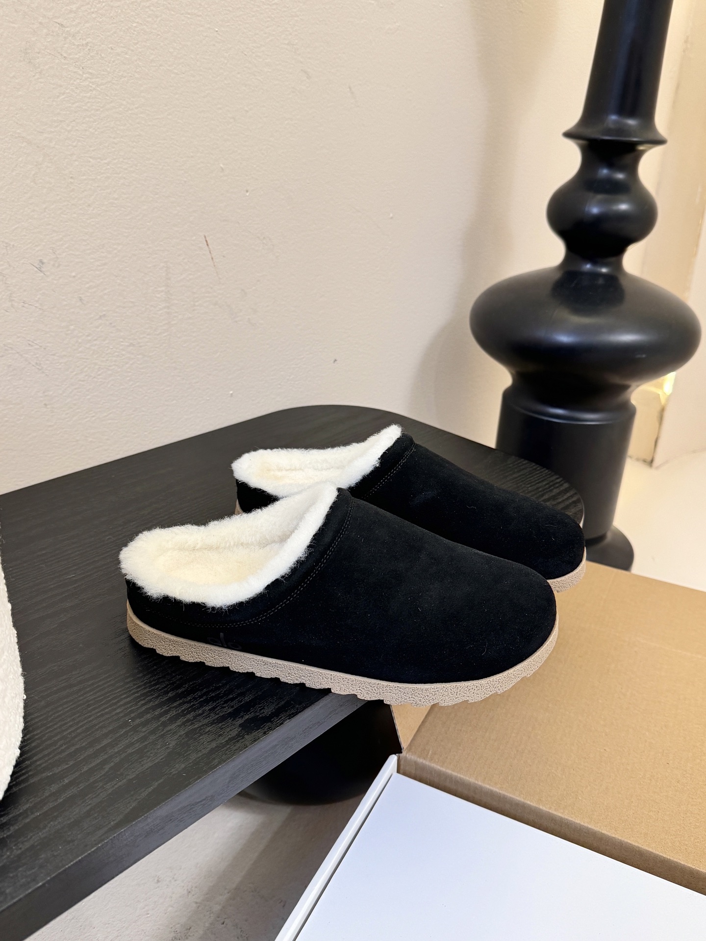 alo25ss 新品休闲单鞋简约即王道 散发随性慵懒感 一脚蹬设计 轻松又自在 时髦精出街 宅家都可 拿
