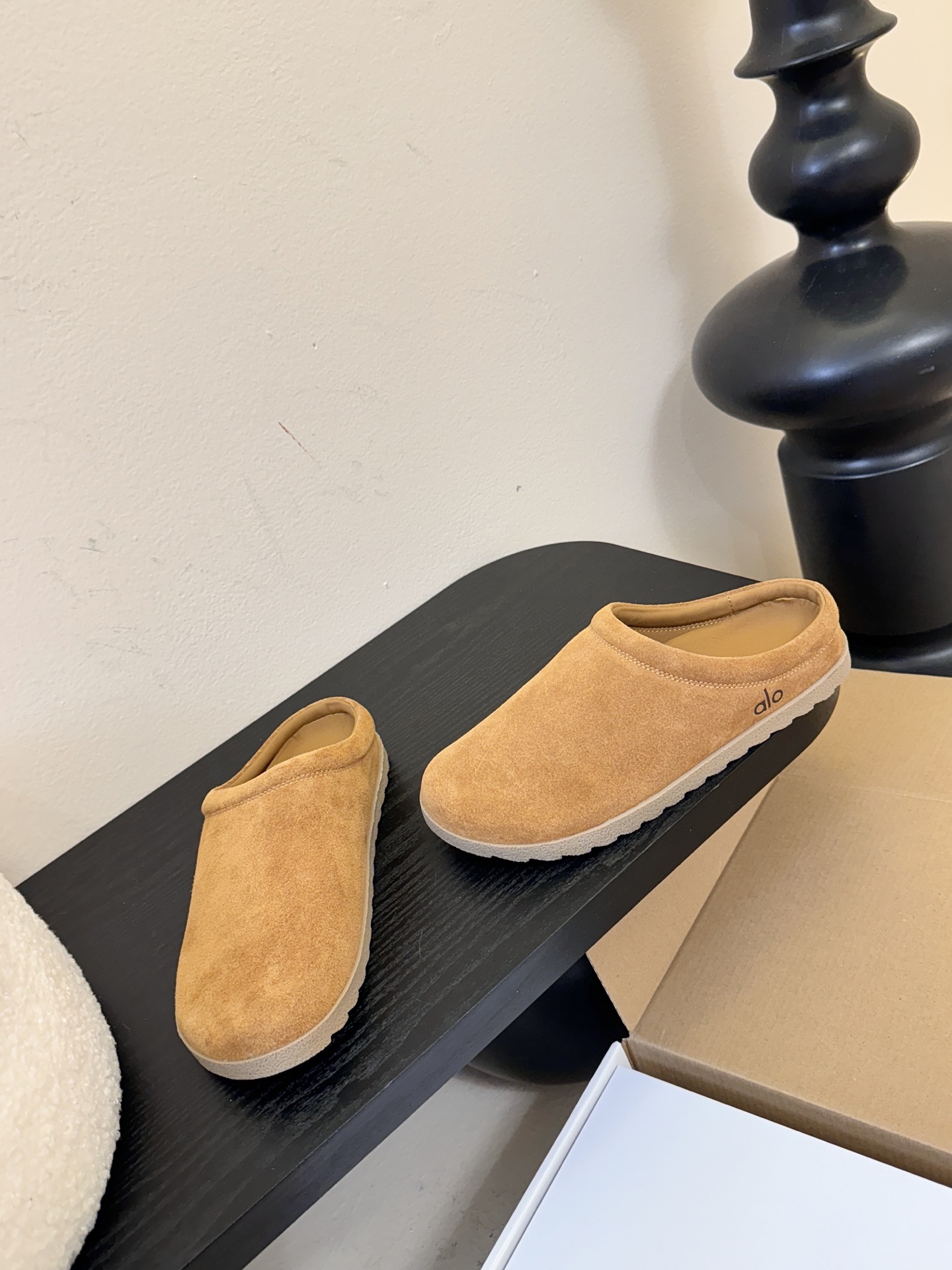 alo25ss 新品休闲单鞋简约即王道 散发随性慵懒感 一脚蹬设计 轻松又自在 时髦精出街 宅家都可 拿