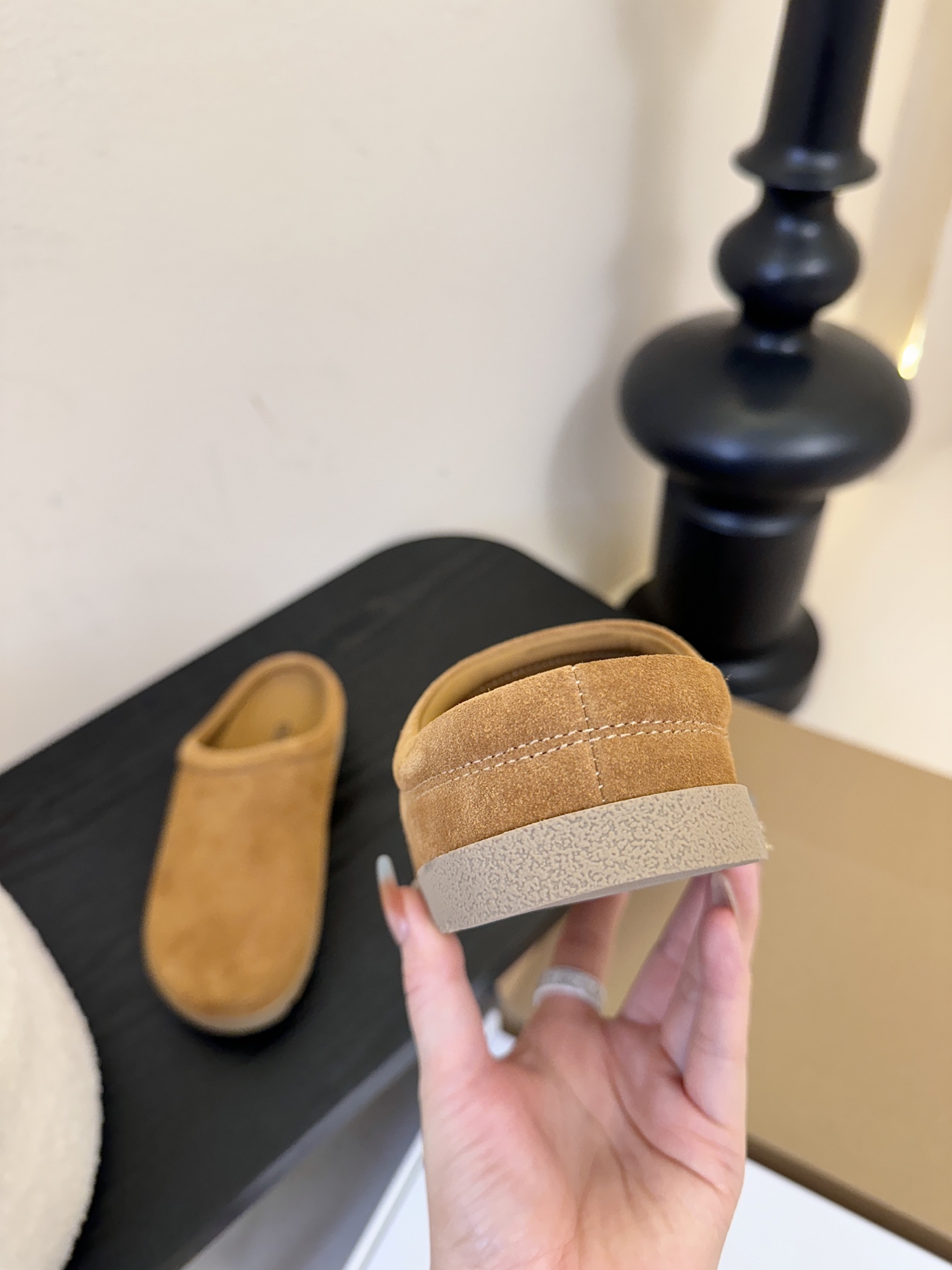 alo25ss 新品休闲单鞋简约即王道 散发随性慵懒感 一脚蹬设计 轻松又自在 时髦精出街 宅家都可 拿