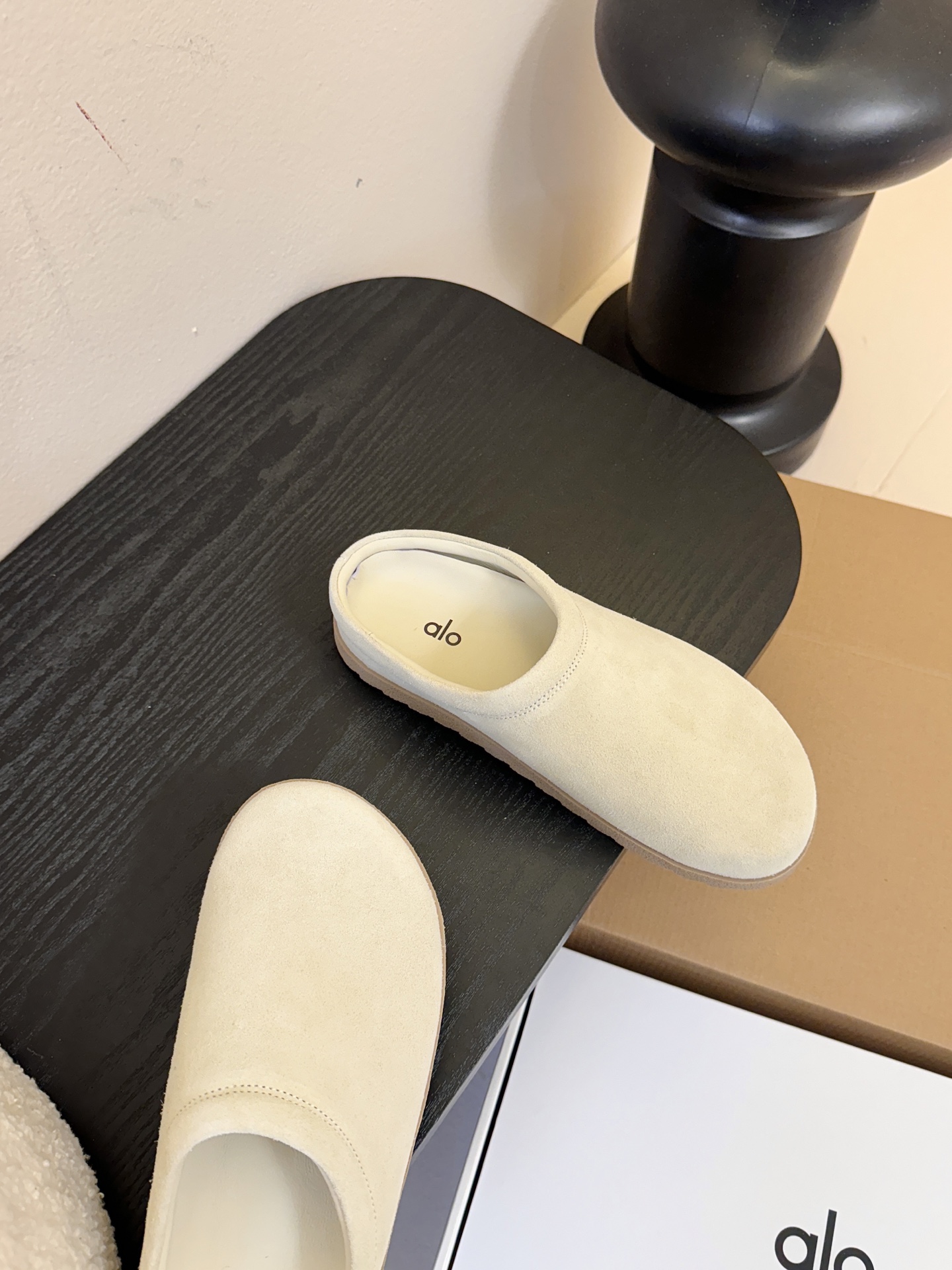 alo25ss 新品休闲单鞋简约即王道 散发随性慵懒感 一脚蹬设计 轻松又自在 时髦精出街 宅家都可 拿
